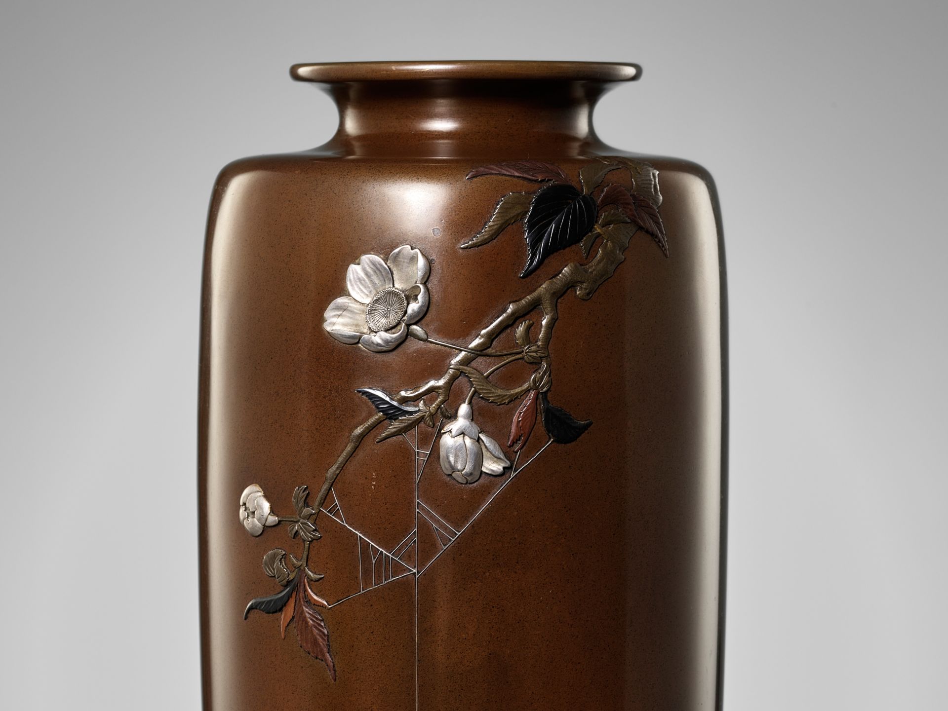 OTSUEI FOR THE NOGAWA COMPANY: A MASTERFUL INLAID BRONZE VASE OF A SPIDER HANGING FROM A PLUM BRANCH - Bild 2 aus 12