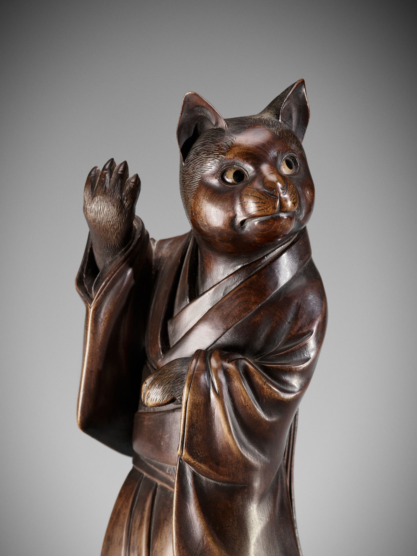 SHOKO SUGONOYA: A RARE AND FINE WOOD OKIMONO OF A CAT GEISHA - Image 16 of 16