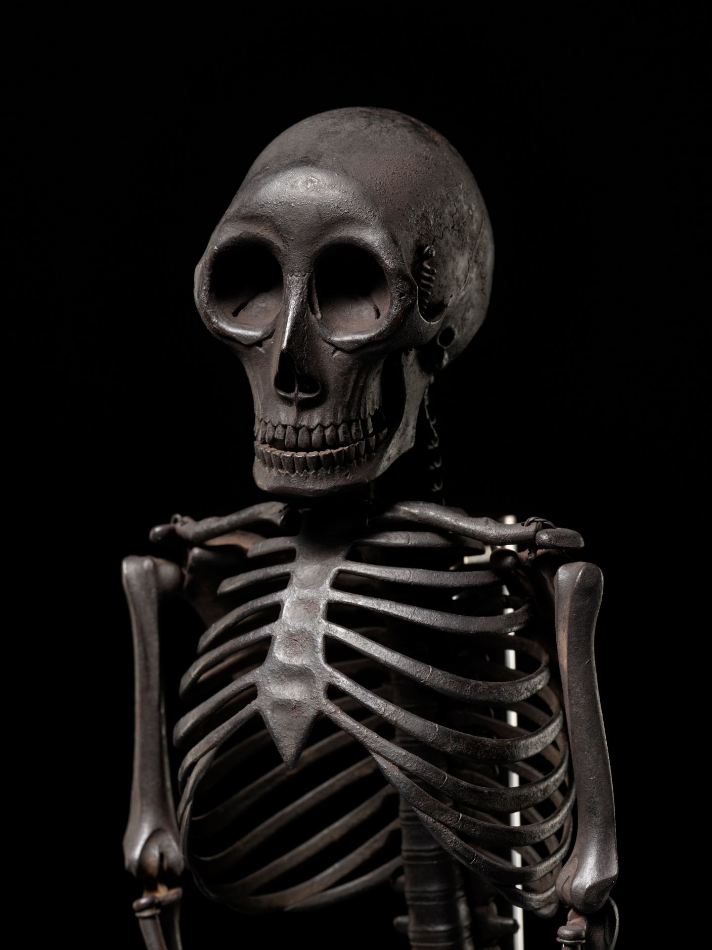 MUNEKAZU: AN EXCEPTIONALLY RARE AND HIGHLY IMPORTANT IRON JIZAI OKIMONO OF A HUMAN SKELETON - Image 27 of 31