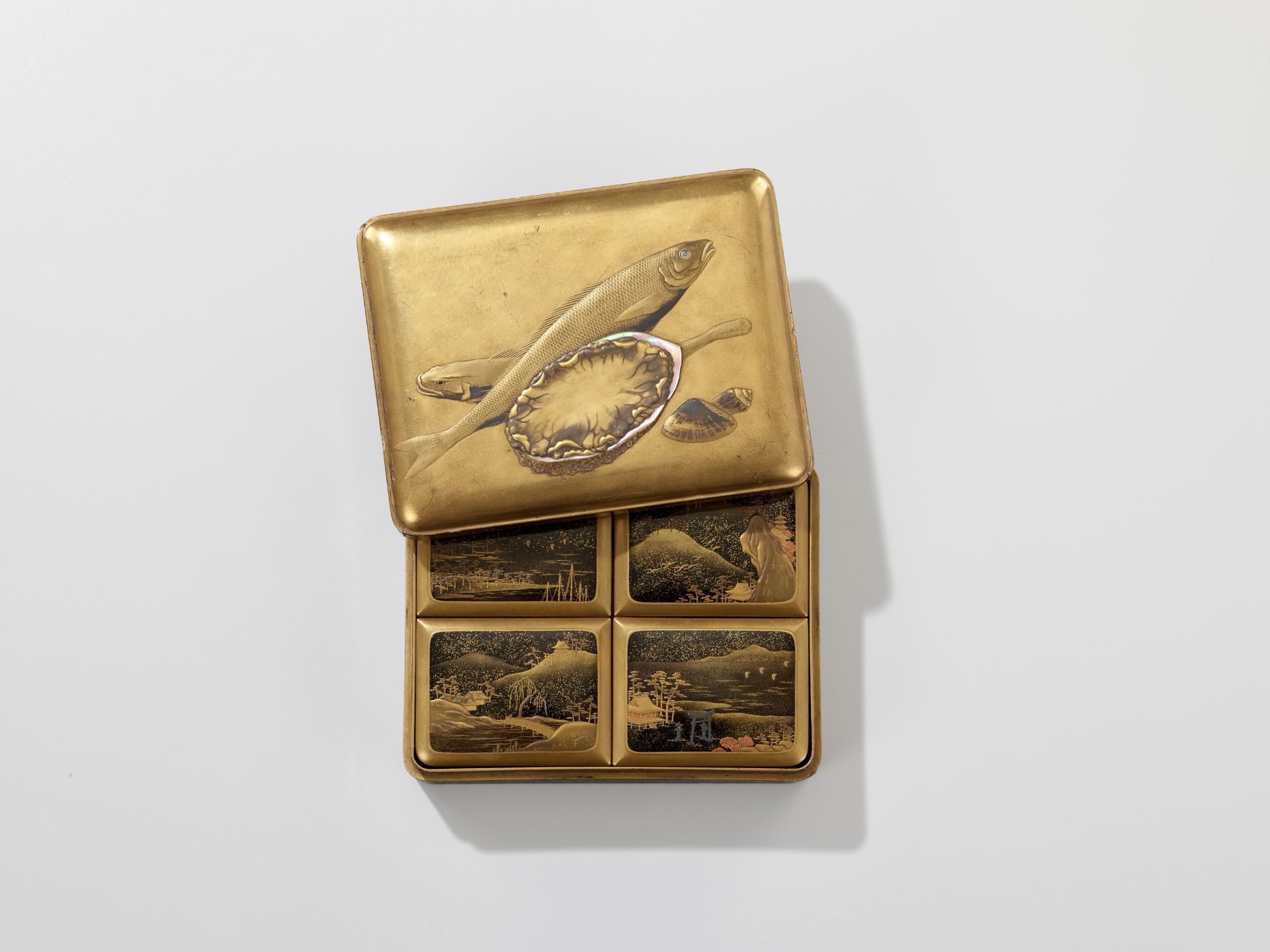 A GOLD LACQUER BOX AND COVER AND FOUR KOGO (INCENSE CONTAINERS) FOR THE INCENSE MATCHING GAME - Image 6 of 11