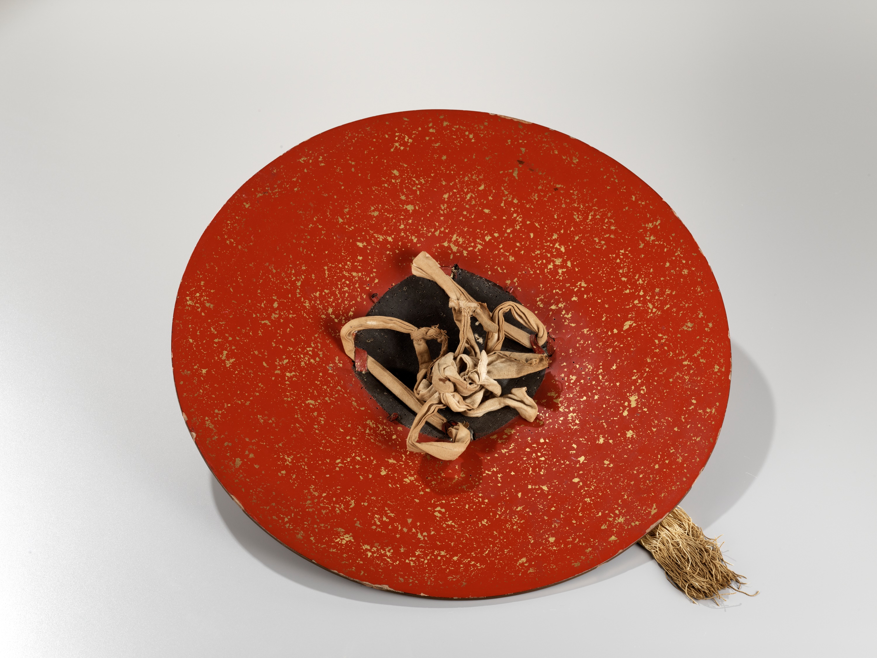 A LACQUER JINGASA (WAR HAT) WITH ASHINA CLAN MON - Image 5 of 5