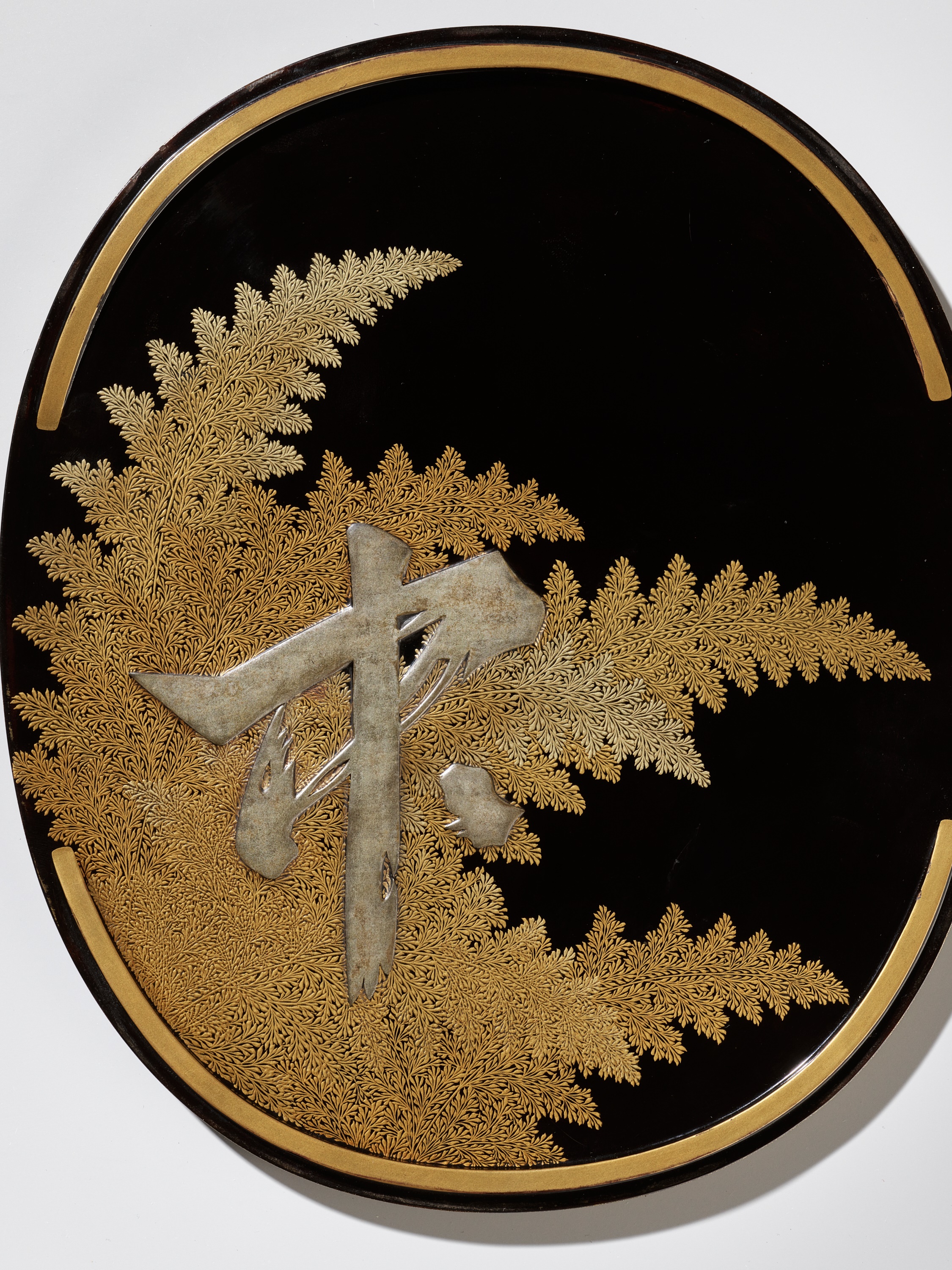 A FINE LACQUER SUZURIBAKO DEPICTING A PAIR OF PIGEONS - Image 2 of 11