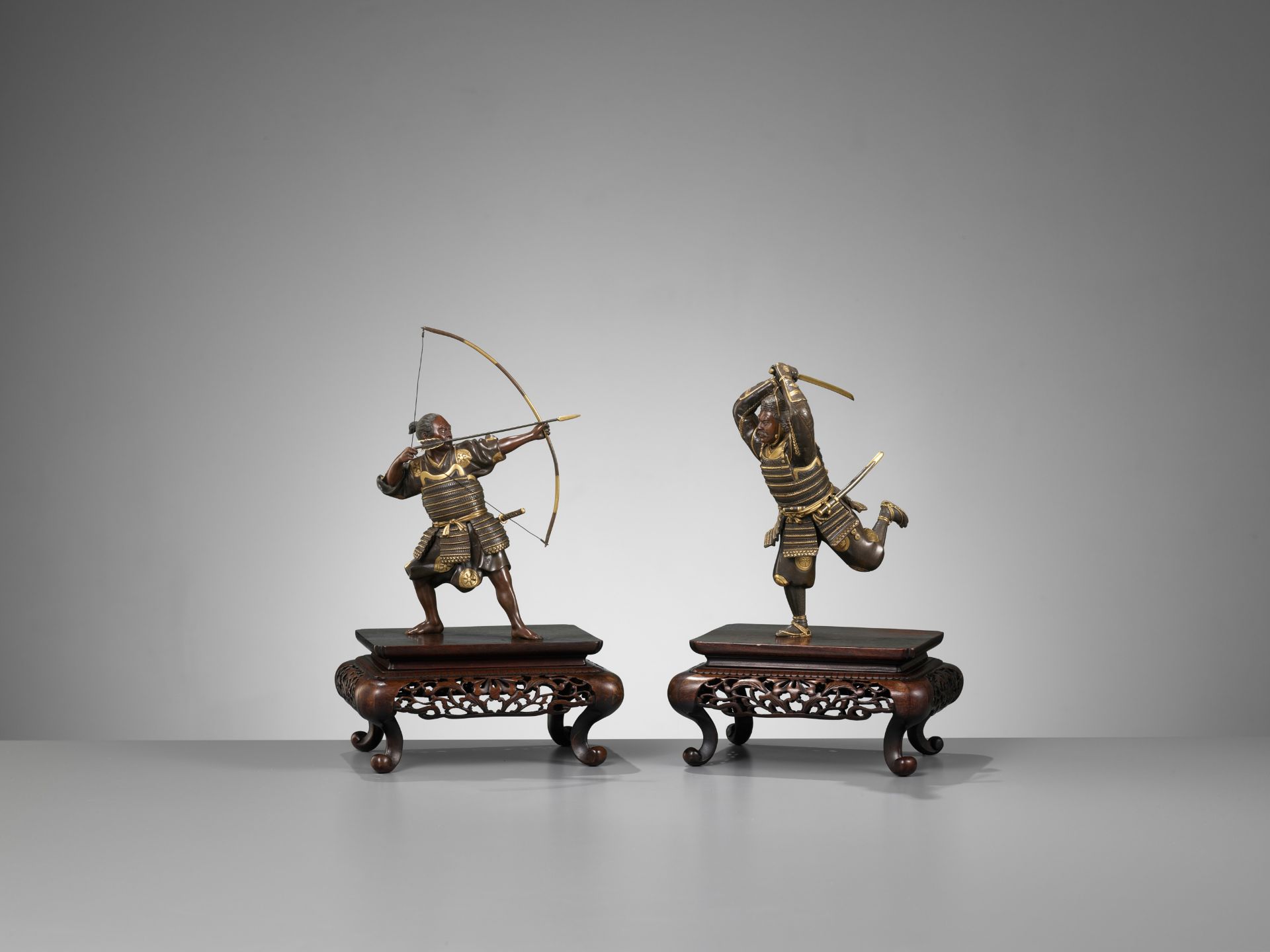 A PAIR OF PARCEL-GILT BRONZE FIGURES DEPICTING SAMURAI WARRIORS - Bild 2 aus 17