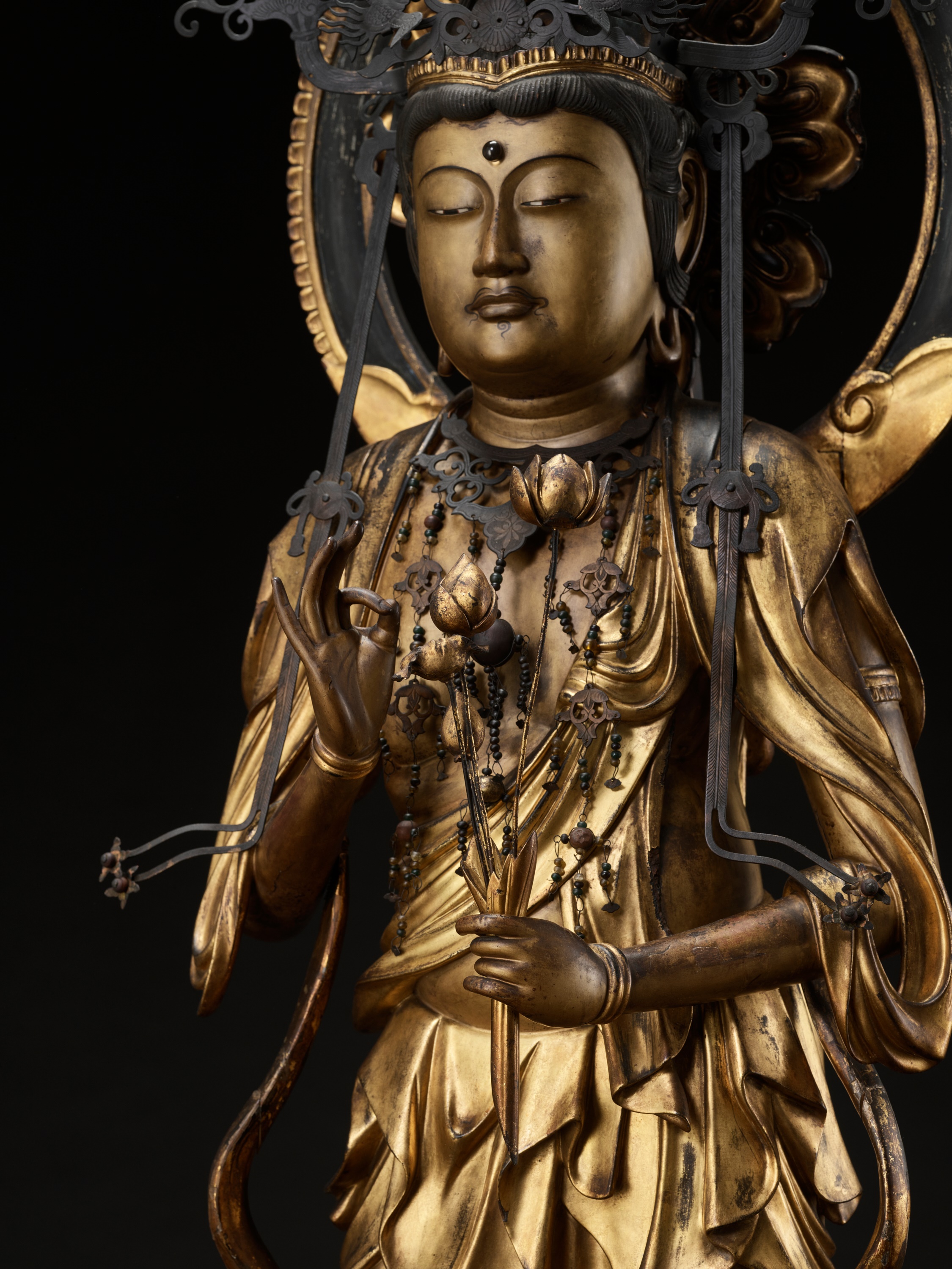 AN EXCEPTIONAL AND MONUMENTAL GILT WOOD FIGURE OF SEISHI BOSATSU - Image 3 of 18