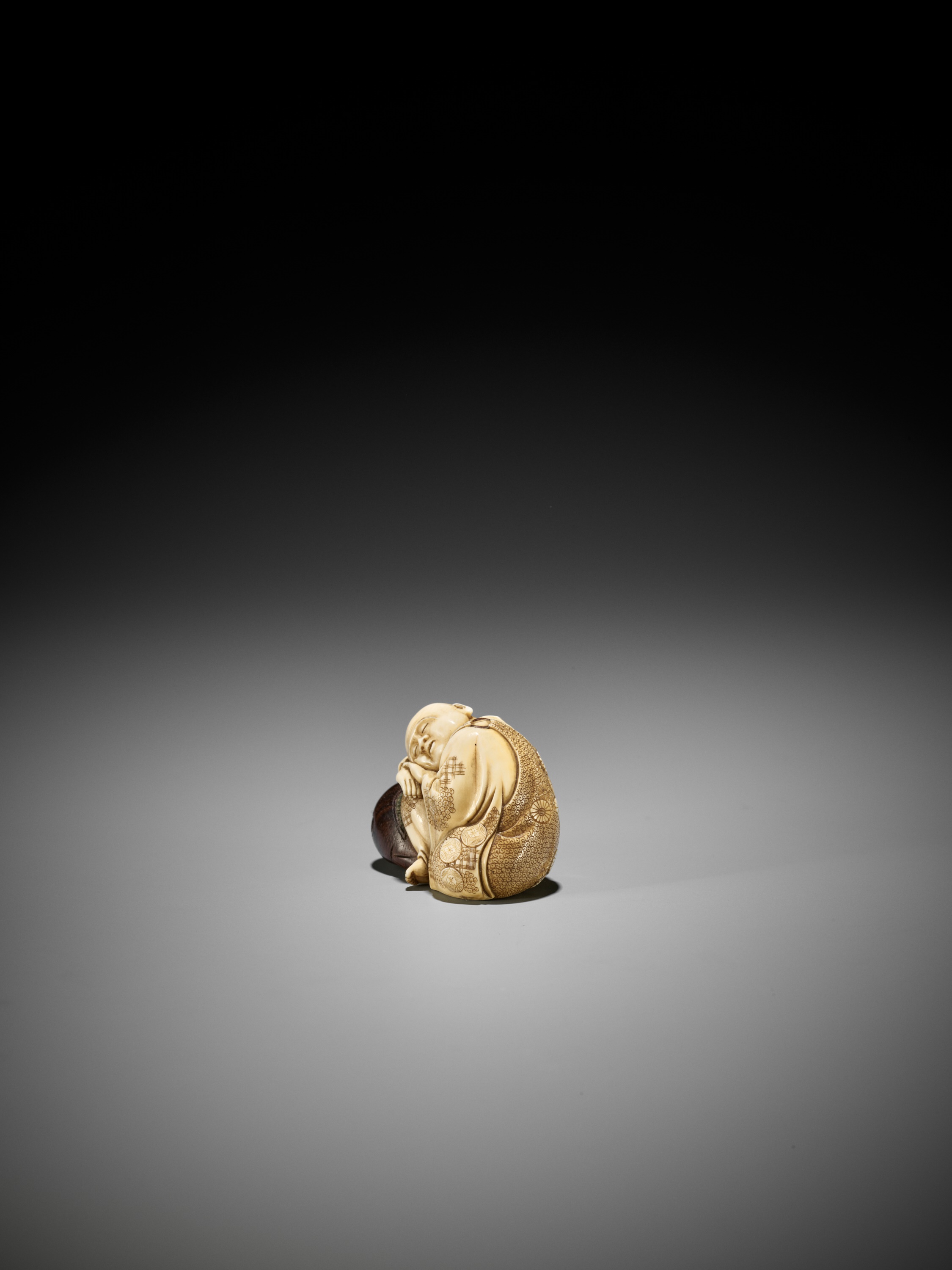 GYOKUSUI: A FINE TOKYO SCHOOL IVORY AND WOOD NETSUKE OF A PRIEST RESTING ON A MOKUGYO - Image 4 of 11