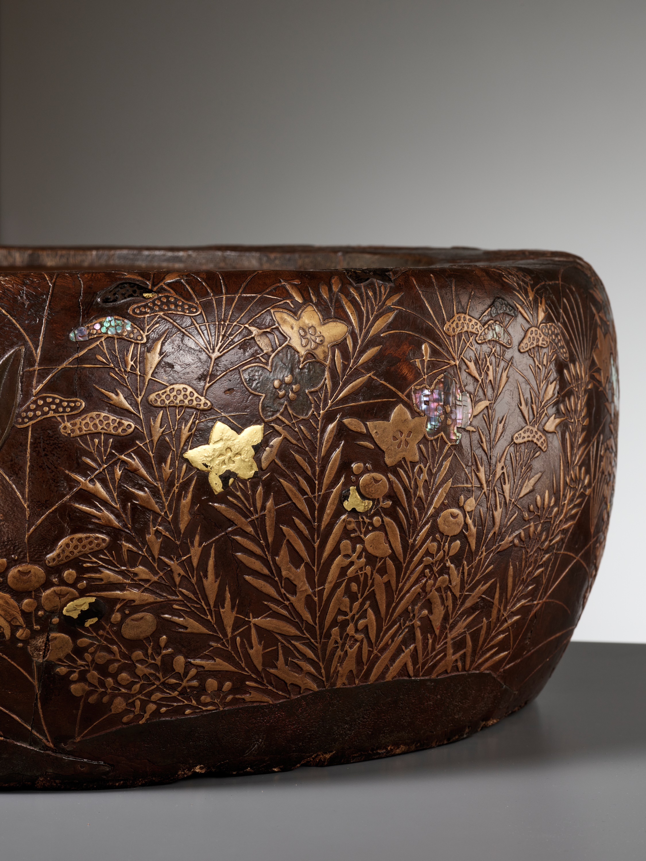 A LARGE RIMPA STYLE LACQUERED AND INLAID PAULOWNIA WOOD HIBACHI (BRAZIER) WITH LUNAR HARES - Image 3 of 14
