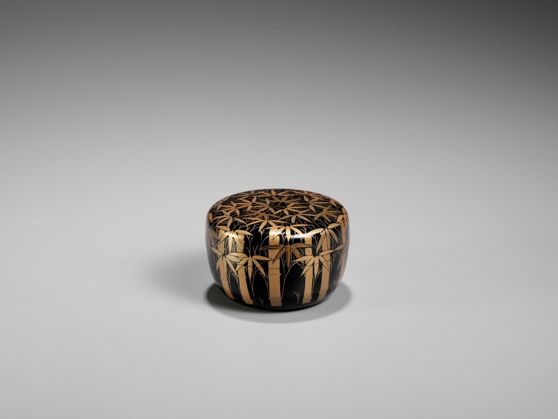 A BLACK AND GOLD LACQUER NATSUME (TEA CADDY) WITH BAMBOO - Image 5 of 8