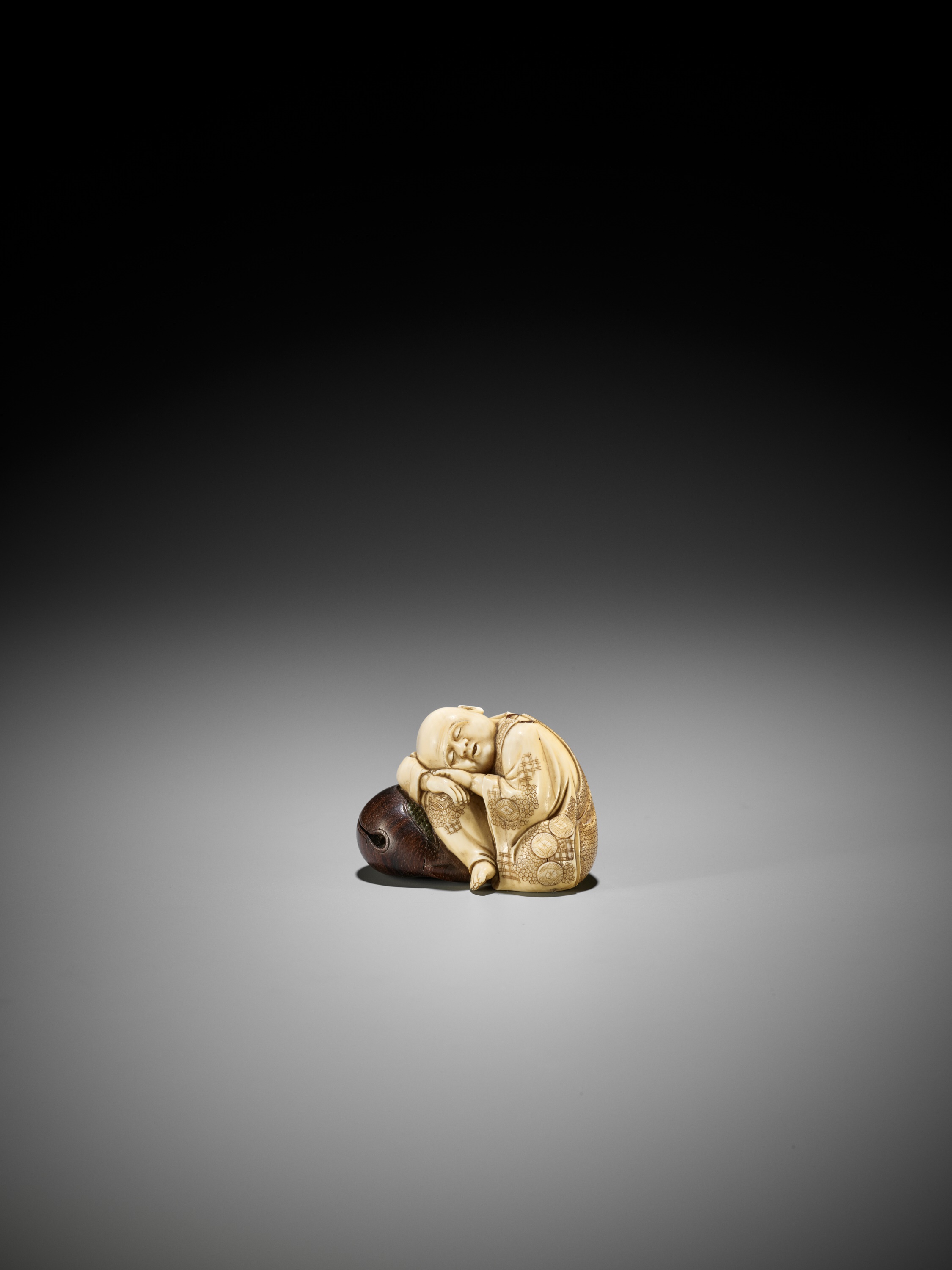 GYOKUSUI: A FINE TOKYO SCHOOL IVORY AND WOOD NETSUKE OF A PRIEST RESTING ON A MOKUGYO - Image 8 of 11