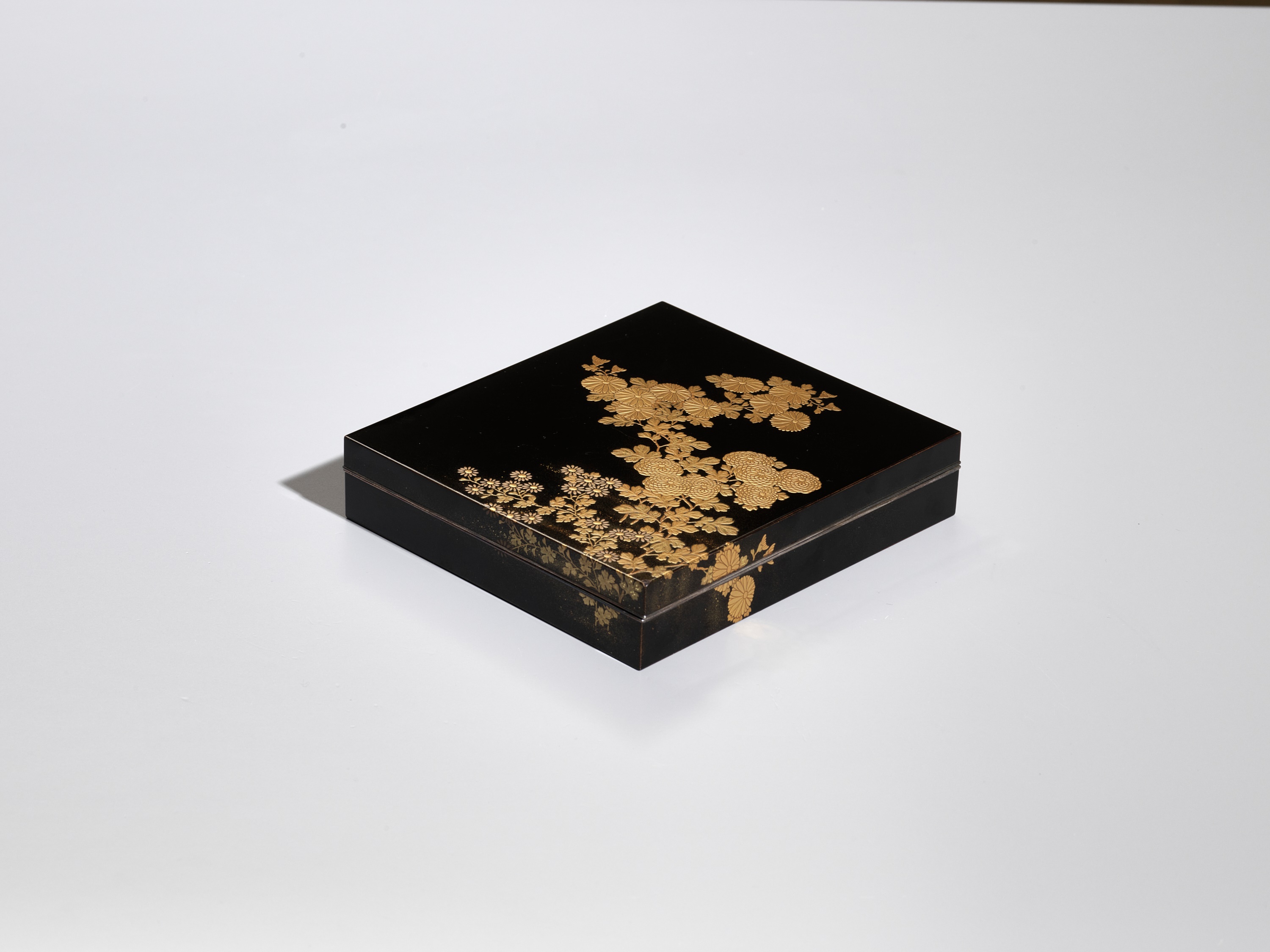 A FINE LACQUER SUZURIBAKO AND COVER WITH CHRYSANTHEMUMS - Image 3 of 11