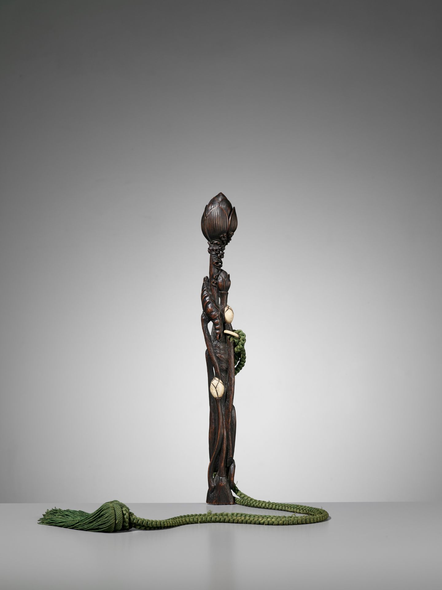 AN EXCEPTIONAL AND VERY RARE 'LOTUS' ZUSHI SCEPTER ENCLOSED WITH BUDDHA SHAKYAMUNI - Image 7 of 13