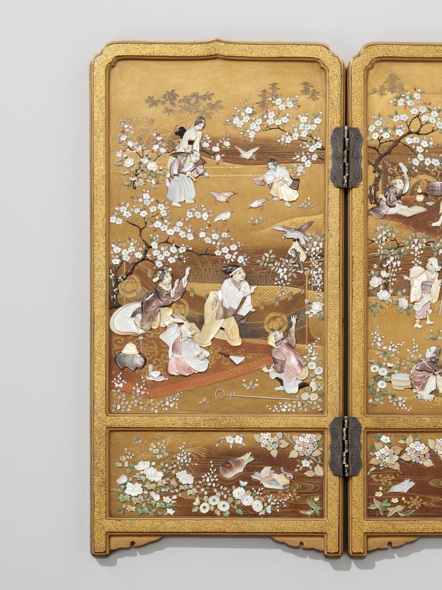 A RARE AND SUPERB SHIBAYAMA-STYLE INLAID GOLD LACQUER TABLE SCREEN WITH KYOSAI'S ANIMAL CIRCUS - Image 10 of 11