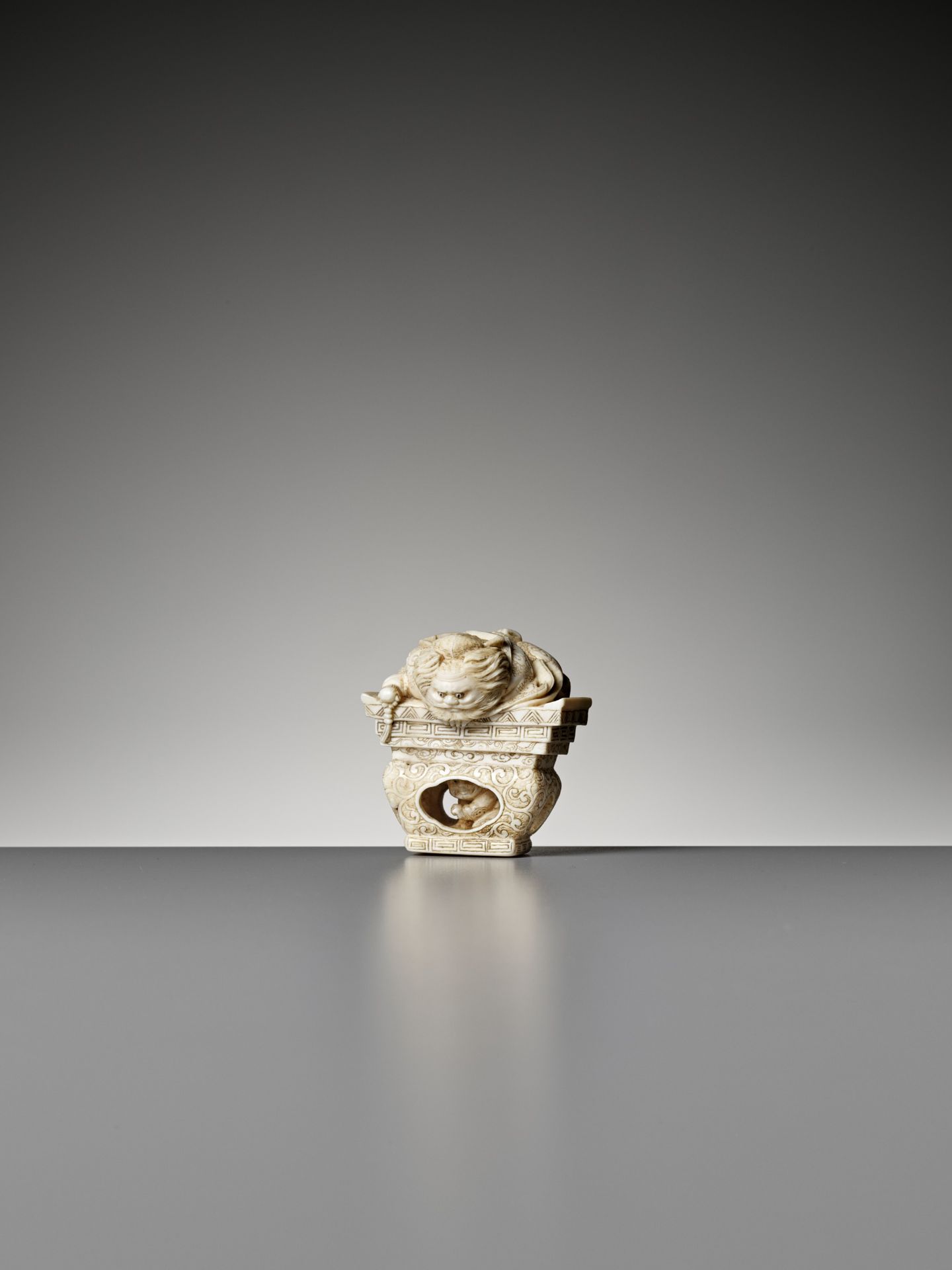 KOGYOKU: AN IVORY NETSUKE OF SHOKI AND ONI - Bild 4 aus 11