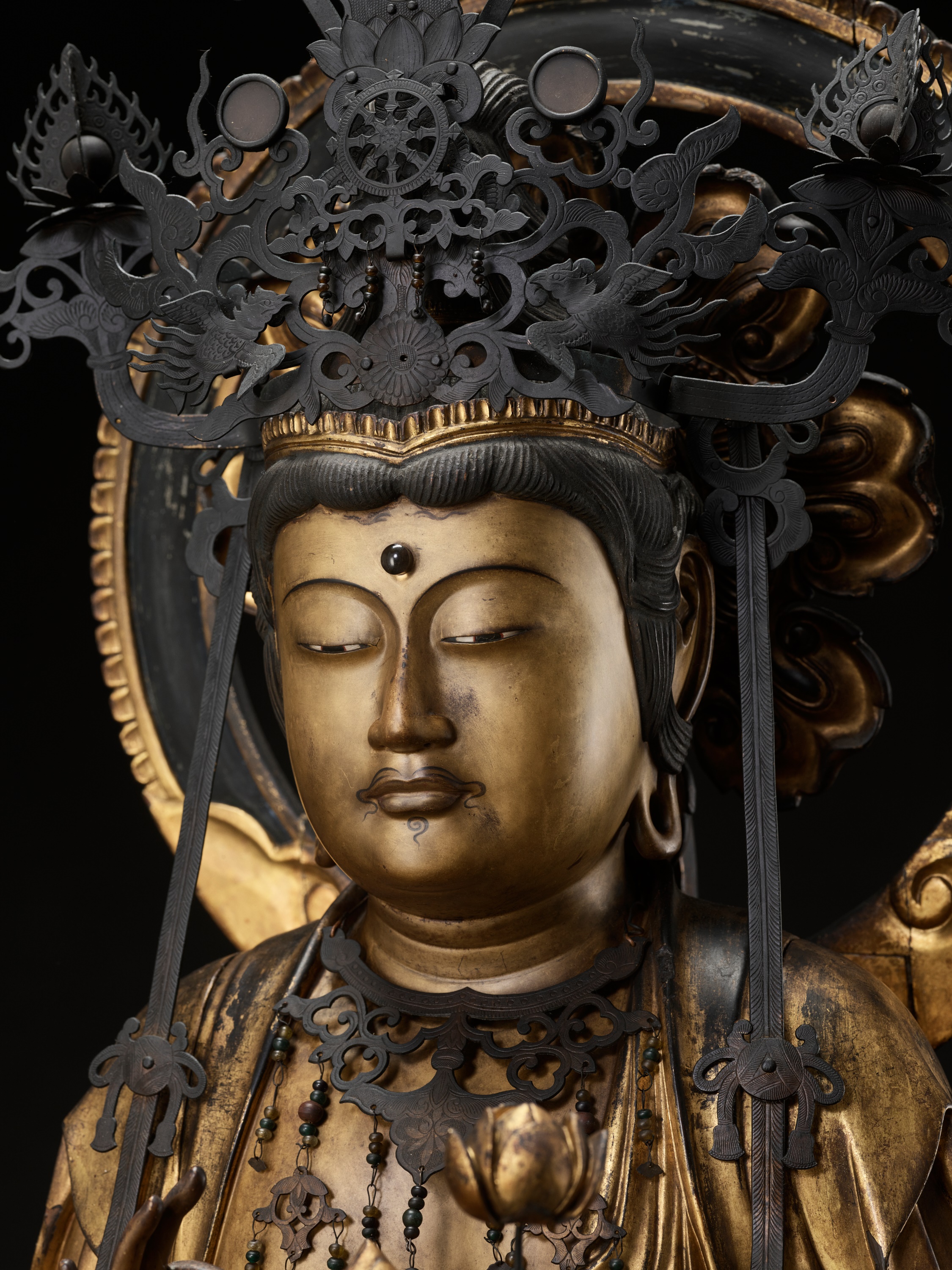 AN EXCEPTIONAL AND MONUMENTAL GILT WOOD FIGURE OF SEISHI BOSATSU - Image 11 of 18