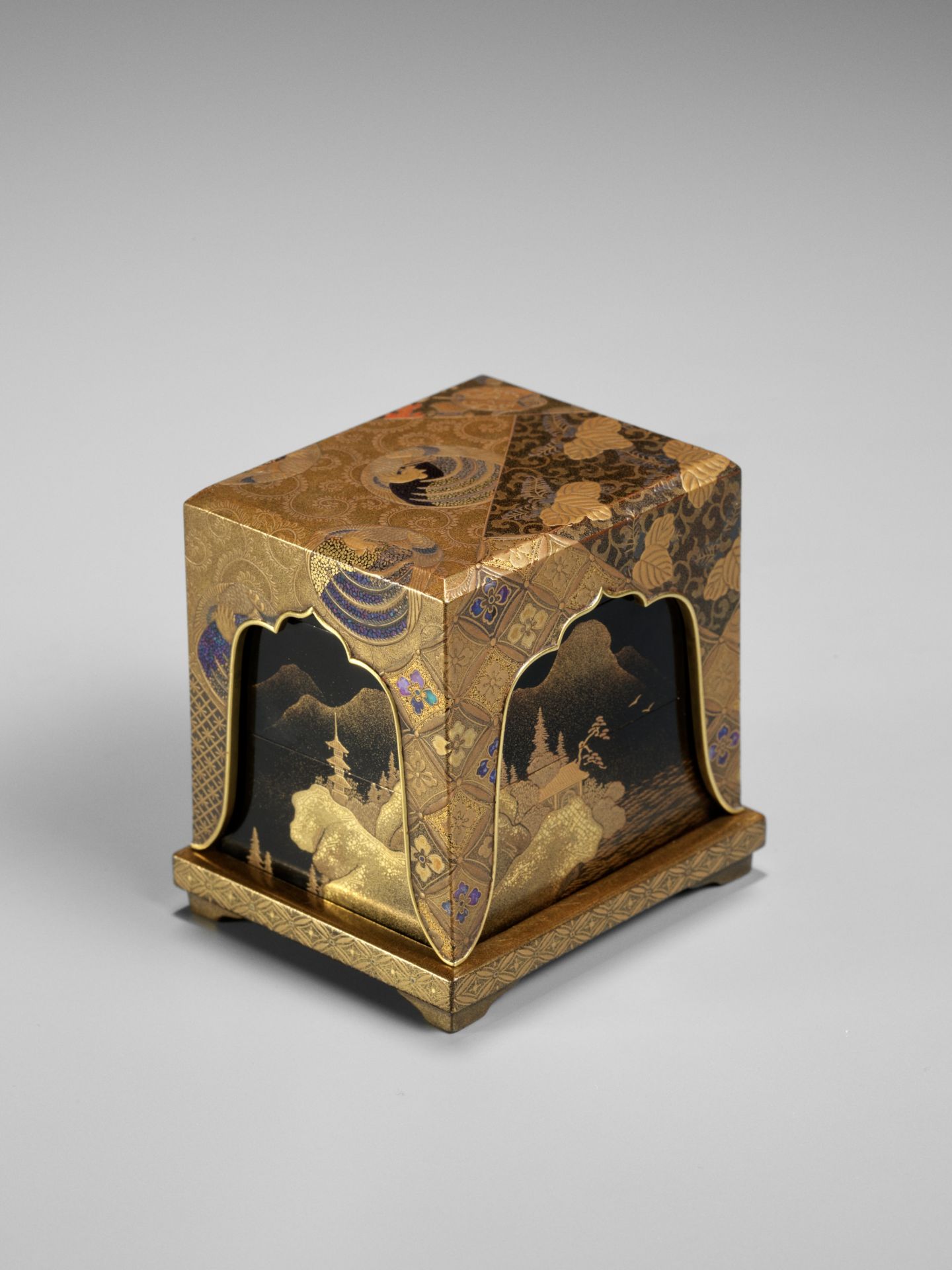 A FINE AND RARE LACQUER JU-KOBAKO (SMALL TIERED BOX), COVER AND STAND DEPICTING MOUNTAIN LANDSCAPES - Bild 2 aus 13