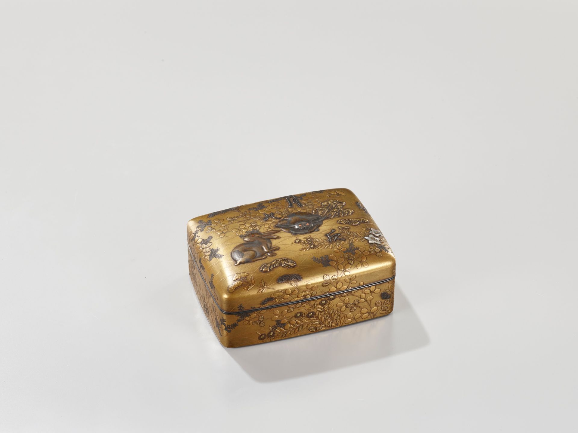 A VERY RARE AND SUPERB INLAID LACQUER BOX AND COVER DEPICTING LUNAR HARES - Image 3 of 11