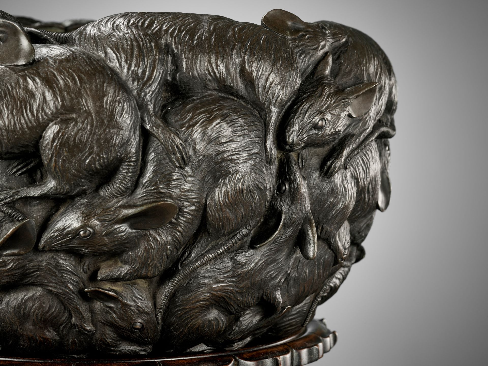 YOSHITANI: A MASSIVE AND HIGHLY UNUSUAL BRONZE JARDINIÃˆRE DEPICTING A NEST OF RATS - Image 2 of 12