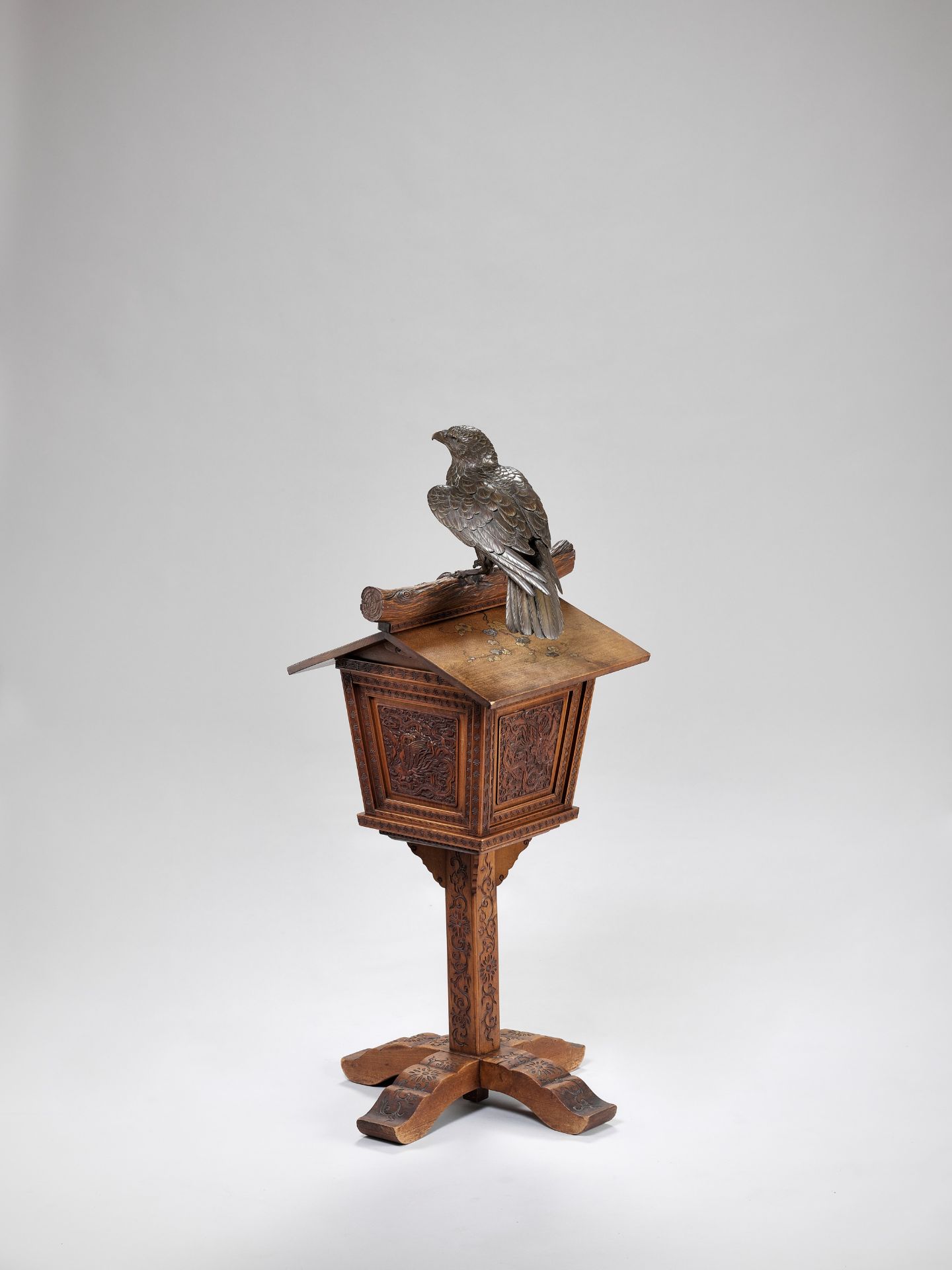 AN UNUSUAL BRONZE AND WOOD GROUP DEPICTING A HAWK ON A BIRDHOUSE - Image 7 of 10