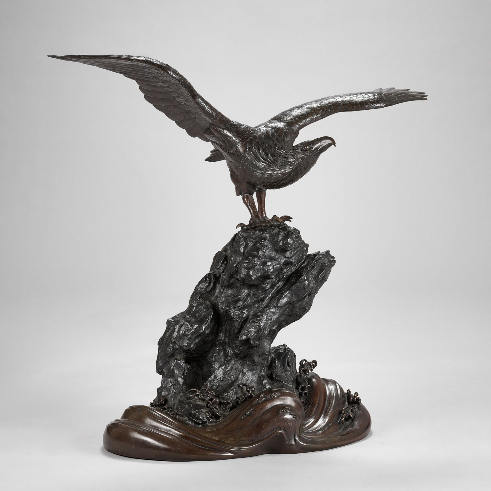 GENRYUSAI SEIYA: A VERY LARGE AND IMPRESSIVE BRONZE OKIMONO OF AN EAGLE