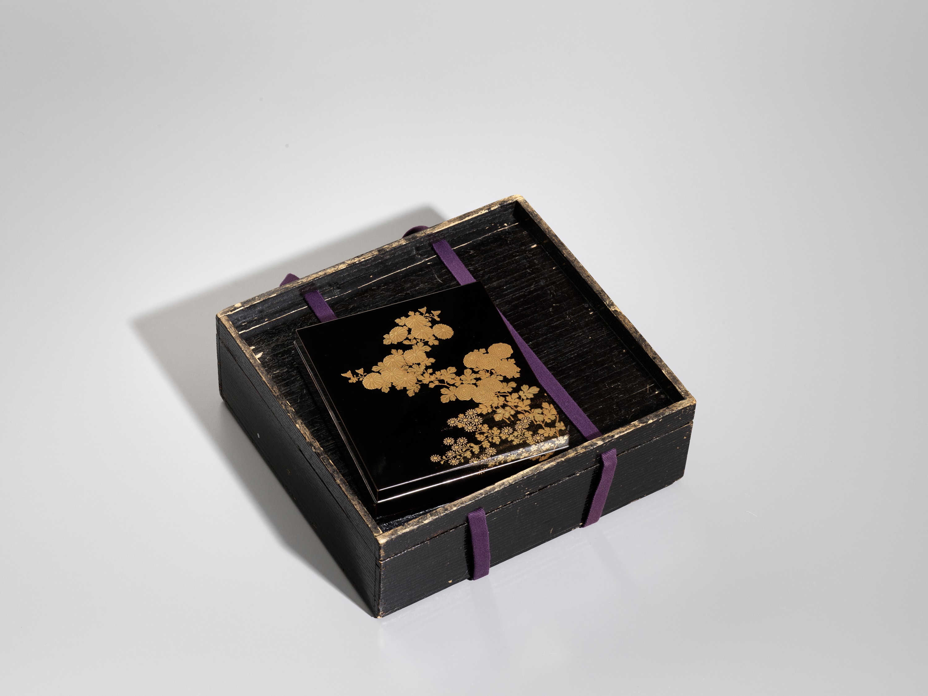A FINE LACQUER SUZURIBAKO AND COVER WITH CHRYSANTHEMUMS - Image 8 of 11