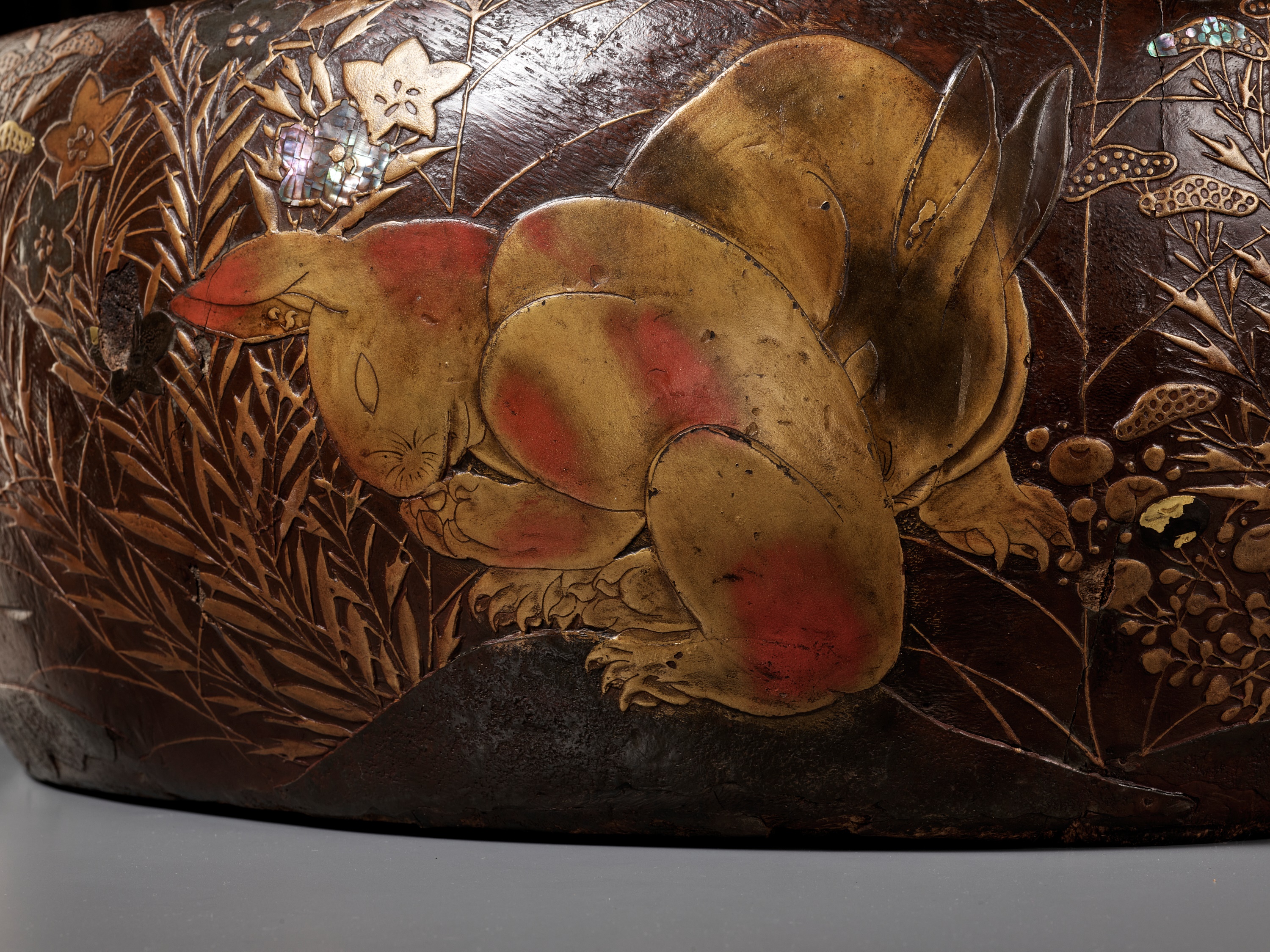 A LARGE RIMPA STYLE LACQUERED AND INLAID PAULOWNIA WOOD HIBACHI (BRAZIER) WITH LUNAR HARES - Image 2 of 14
