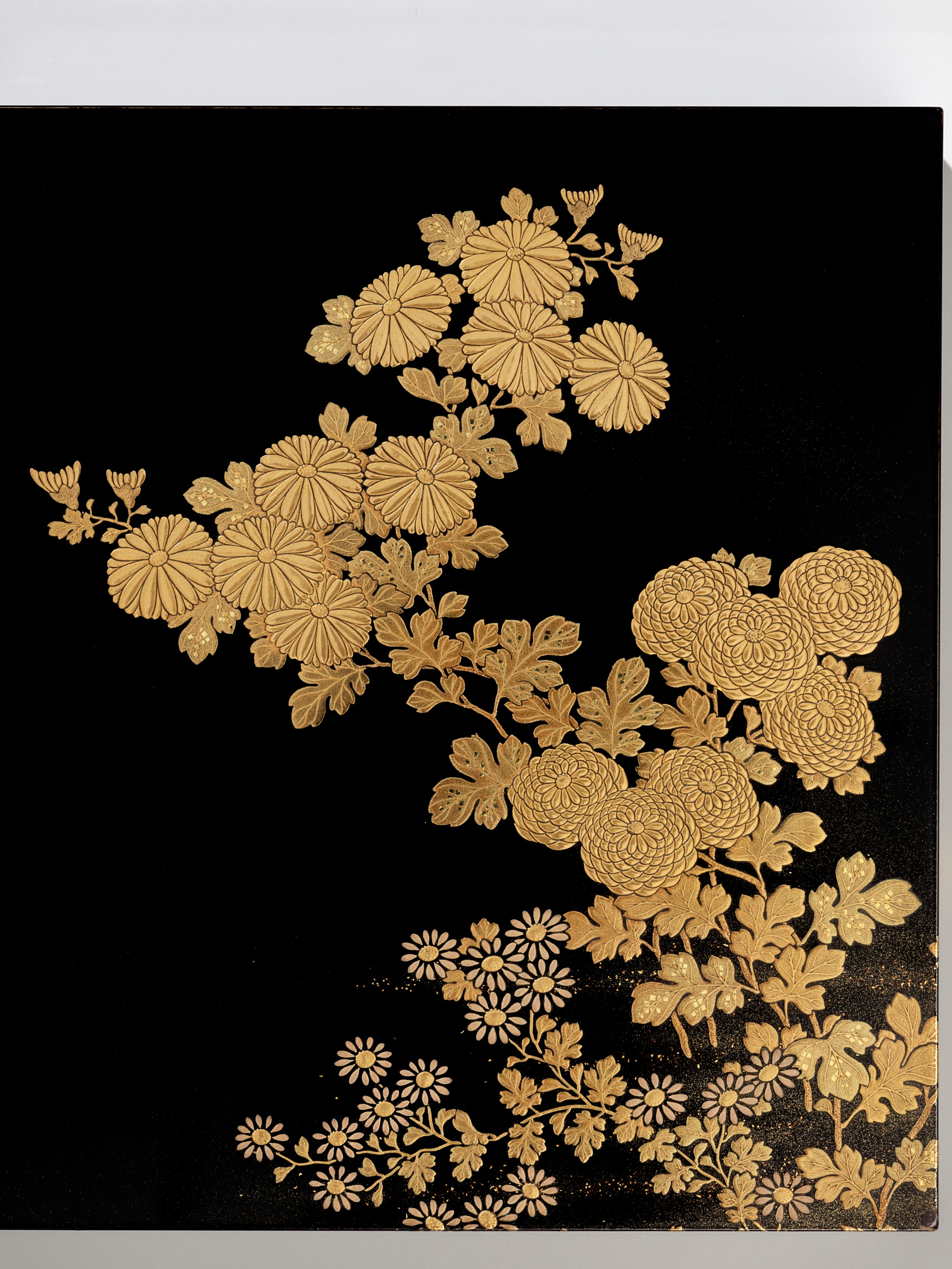 A FINE LACQUER SUZURIBAKO AND COVER WITH CHRYSANTHEMUMS - Image 6 of 11