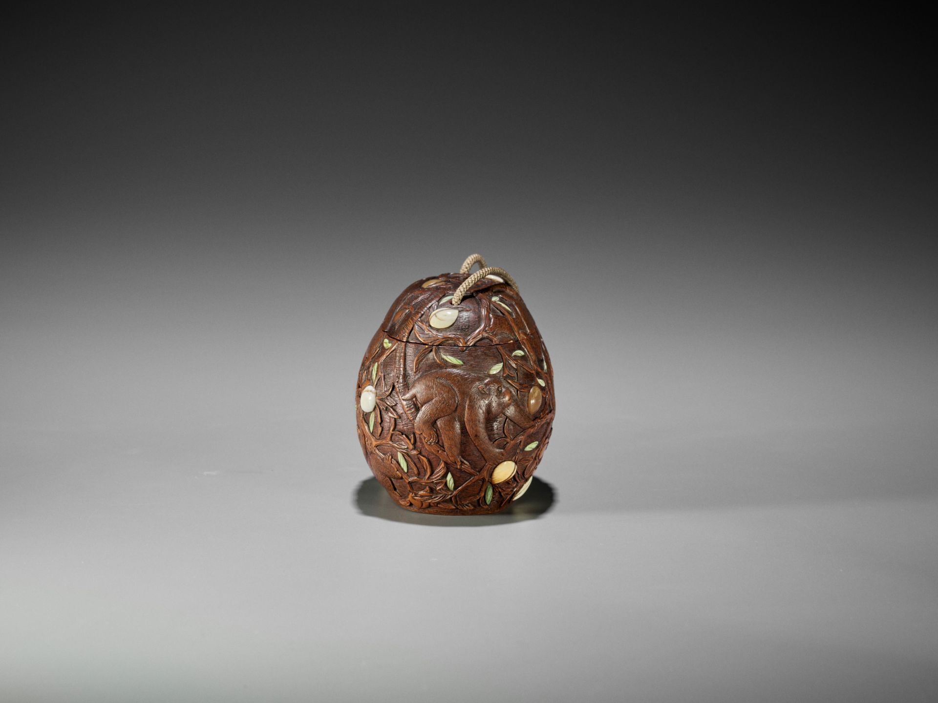 SHUOSAI: AN INLAID WOOD TONKOTSU DEPICTING MONKEYS AND PEACHES WITH EN-SUITE NETSUKE AND OJIME - Image 6 of 12