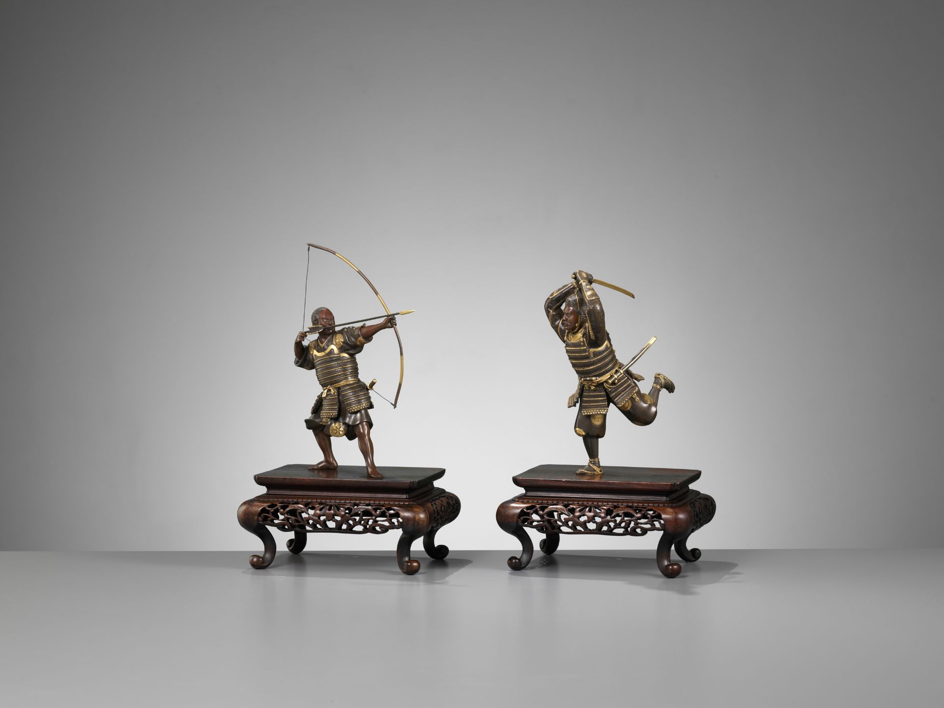 A PAIR OF PARCEL-GILT BRONZE FIGURES DEPICTING SAMURAI WARRIORS - Bild 11 aus 17