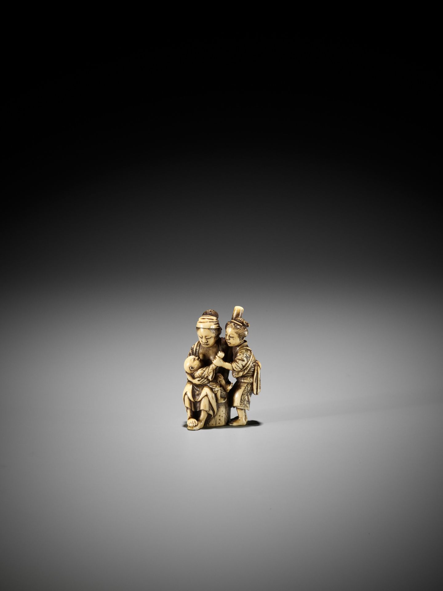 MINKOKU: A FINE IVORY NETSUKE OF TWO WOMEN WITH AN INFANT - Bild 2 aus 12