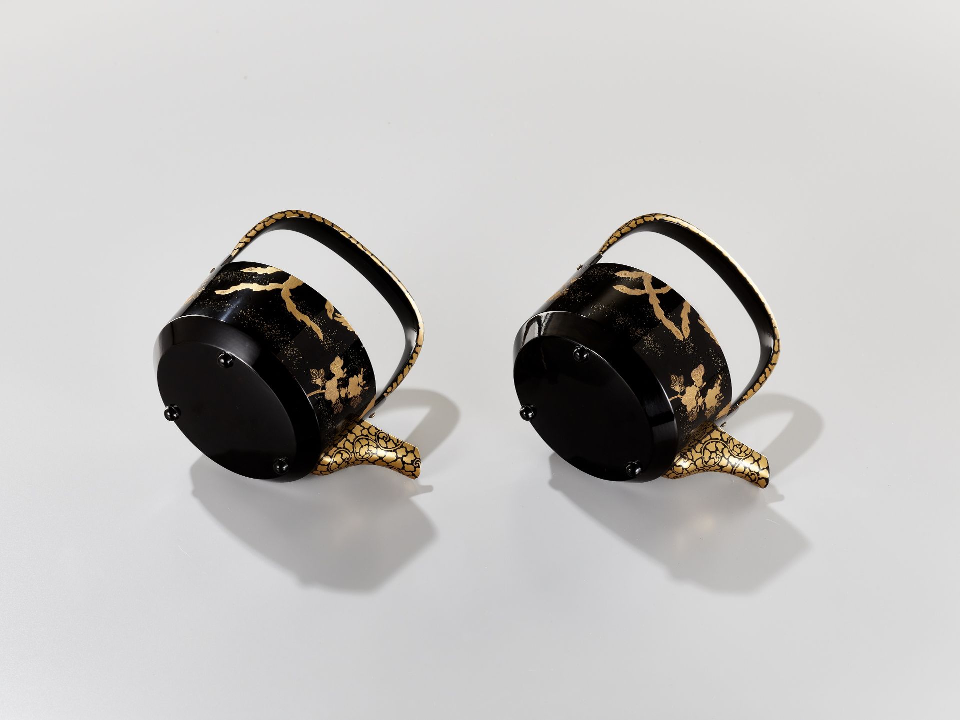 A PAIR OF BLACK AND GOLD LACQUER CHOSHI (SAKE EWERS) AND COVERS - Image 11 of 11