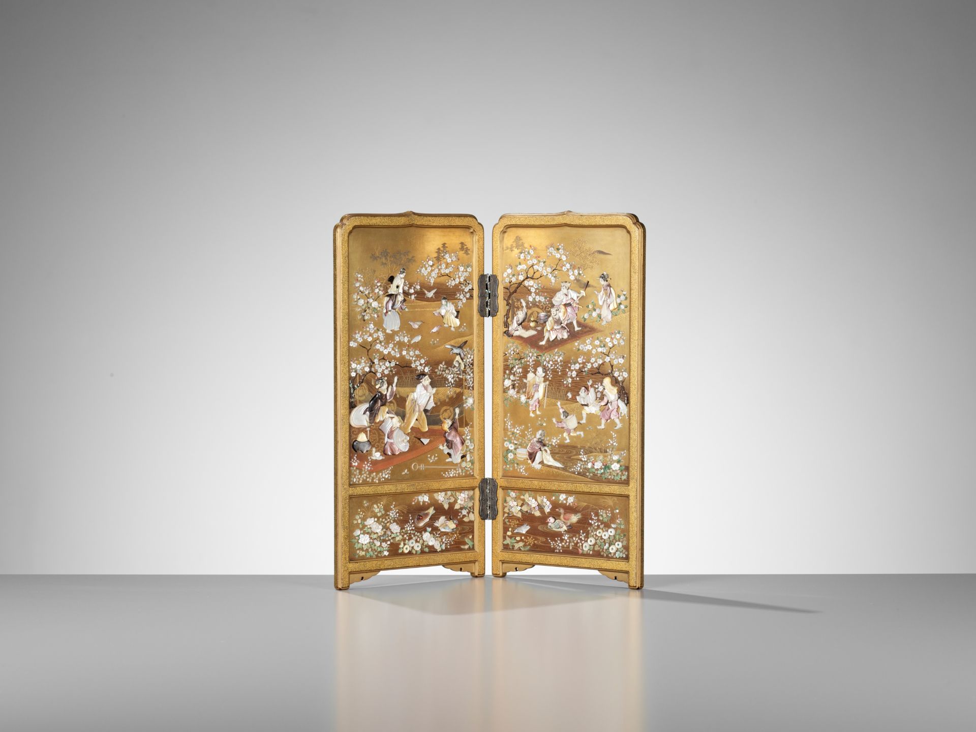 A RARE AND SUPERB SHIBAYAMA-STYLE INLAID GOLD LACQUER TABLE SCREEN WITH KYOSAI'S ANIMAL CIRCUS - Image 3 of 11