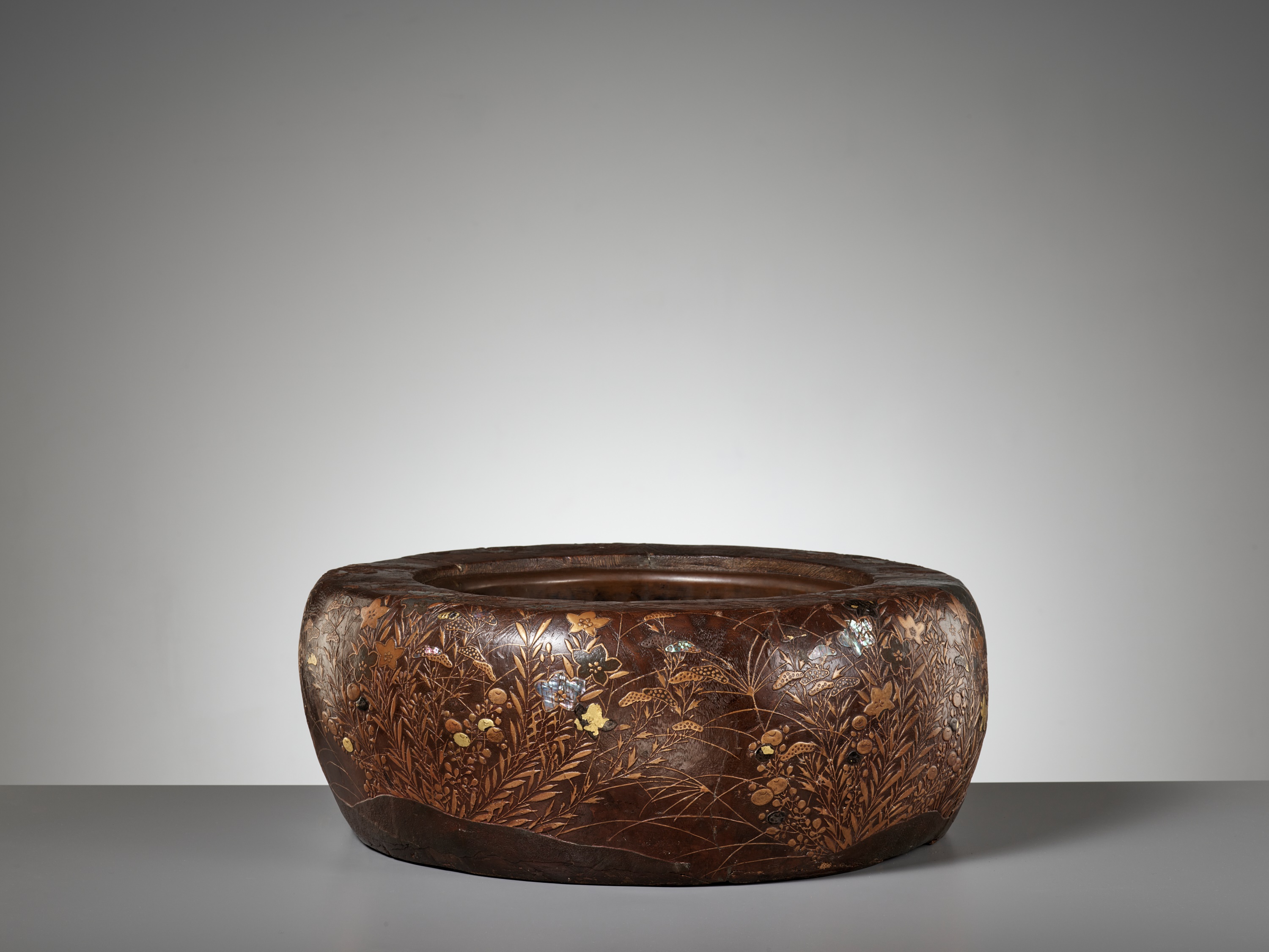 A LARGE RIMPA STYLE LACQUERED AND INLAID PAULOWNIA WOOD HIBACHI (BRAZIER) WITH LUNAR HARES - Image 8 of 14