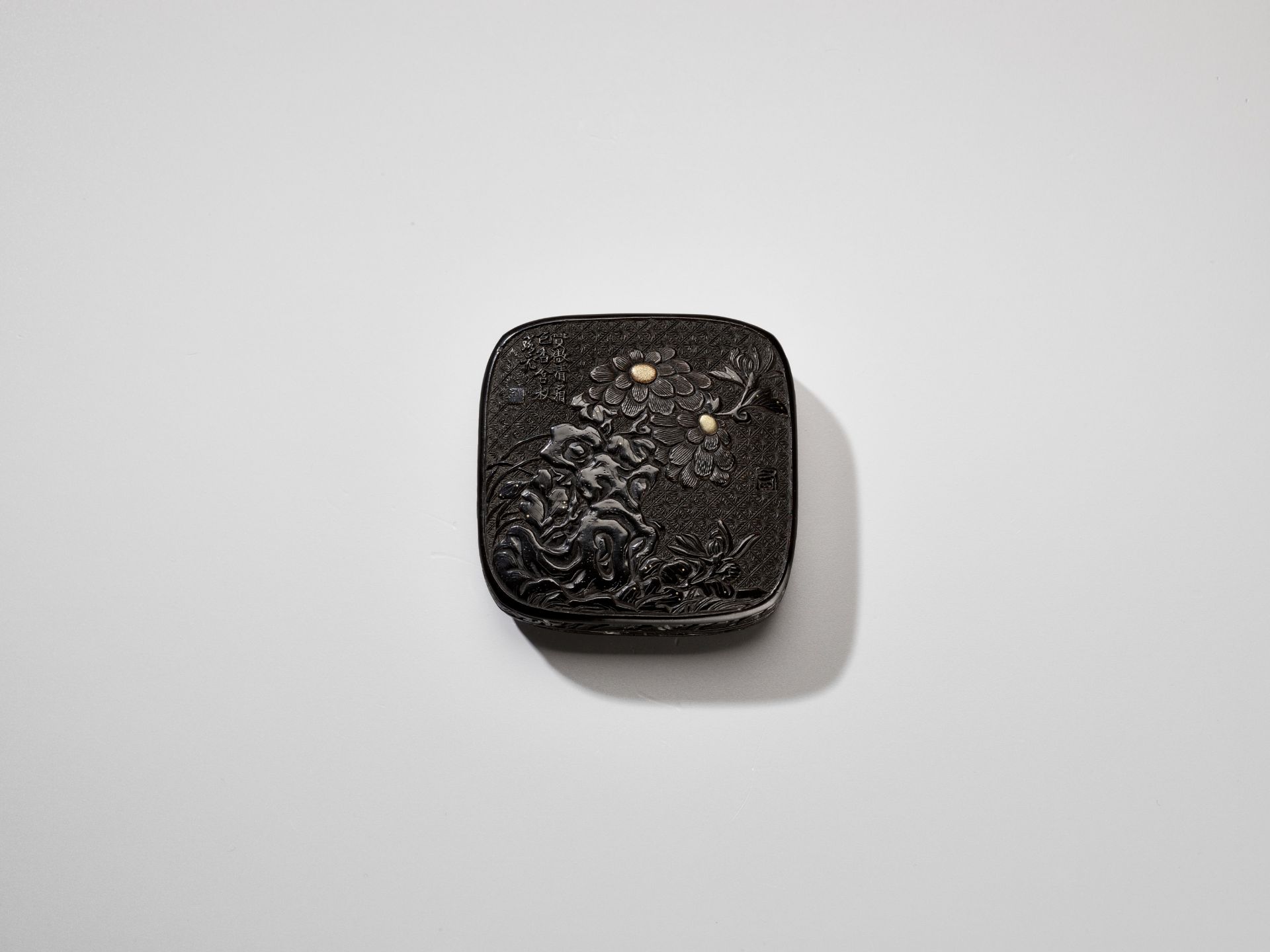 A RARE TSUIKOKU (CARVED BLACK LACQUER) KOGO (INCENSE BOX) AND COVER WITH CHRYSANTHEMUMS AND POEM - Image 7 of 10