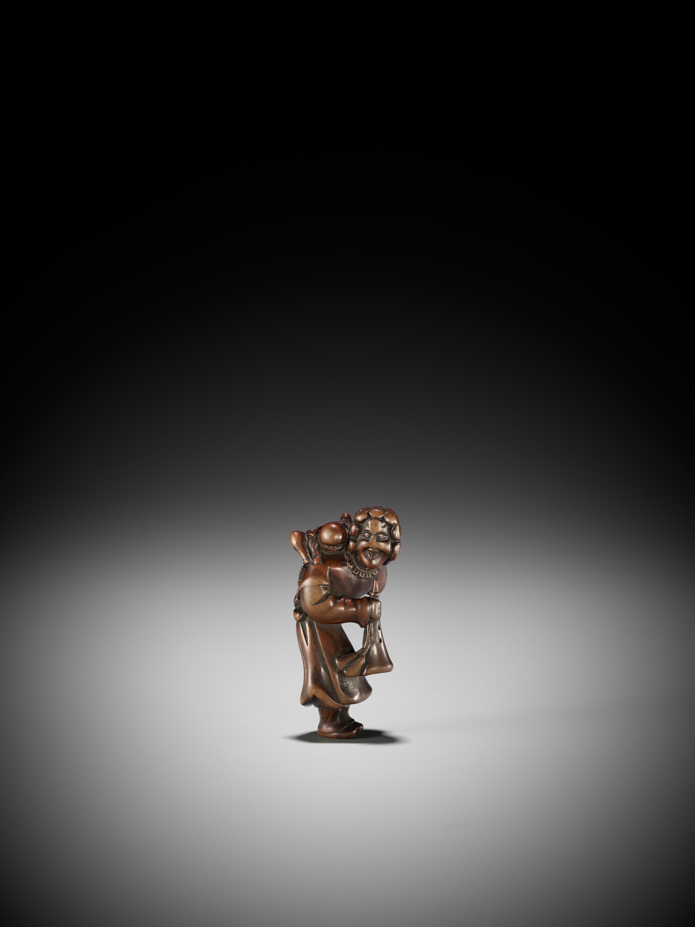 A GOOD WOOD NETSUKE OF A DUTCHMAN WITH CHILD - Image 2 of 12