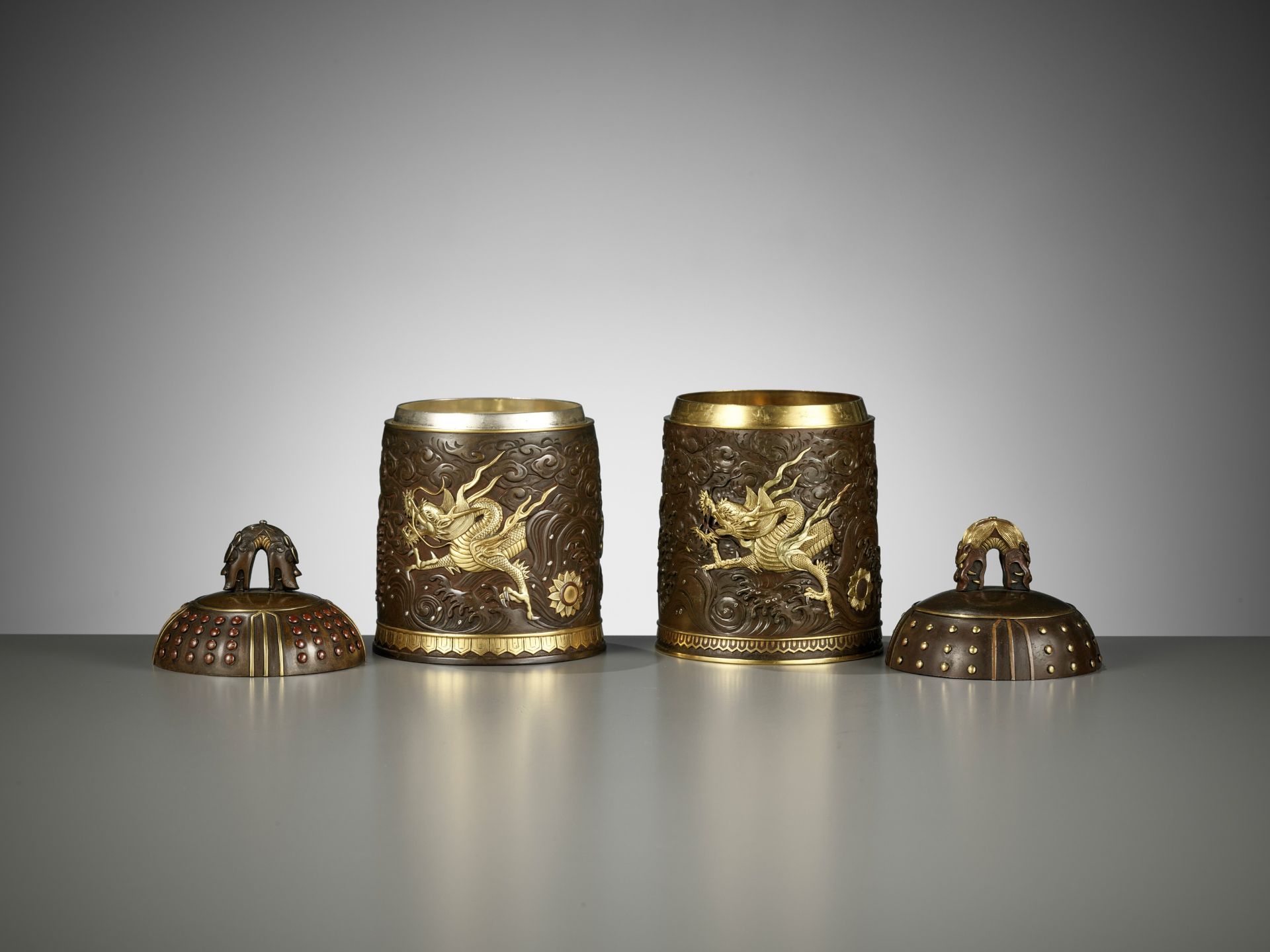 A MATCHED PAIR OF GOLD-INLAID BRONZE 'BUDDHIST TEMPLE BELL' KOGO, ONE BY MIYABE ATSUYOSHI - Bild 9 aus 15