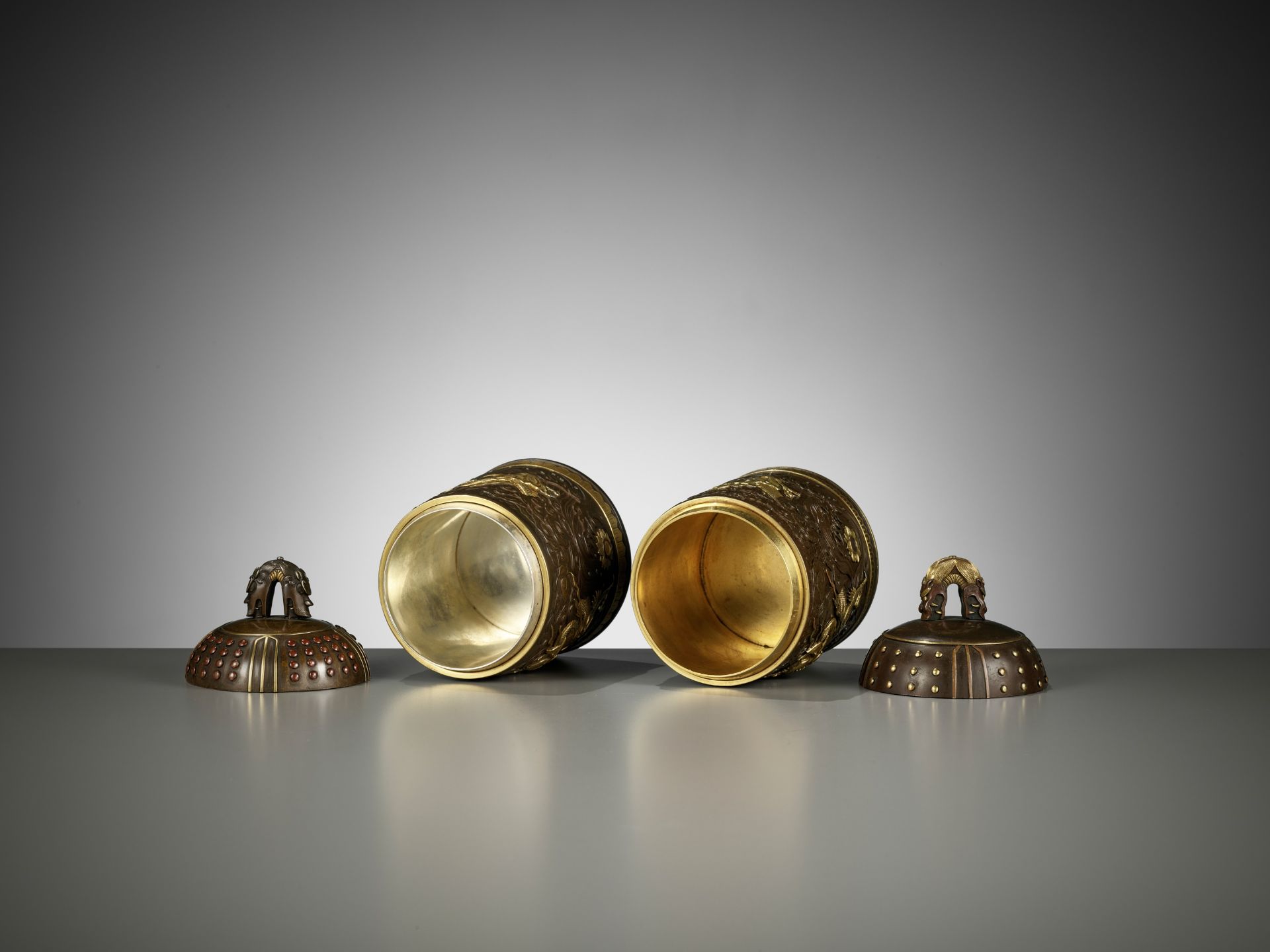 A MATCHED PAIR OF GOLD-INLAID BRONZE 'BUDDHIST TEMPLE BELL' KOGO, ONE BY MIYABE ATSUYOSHI - Bild 13 aus 15