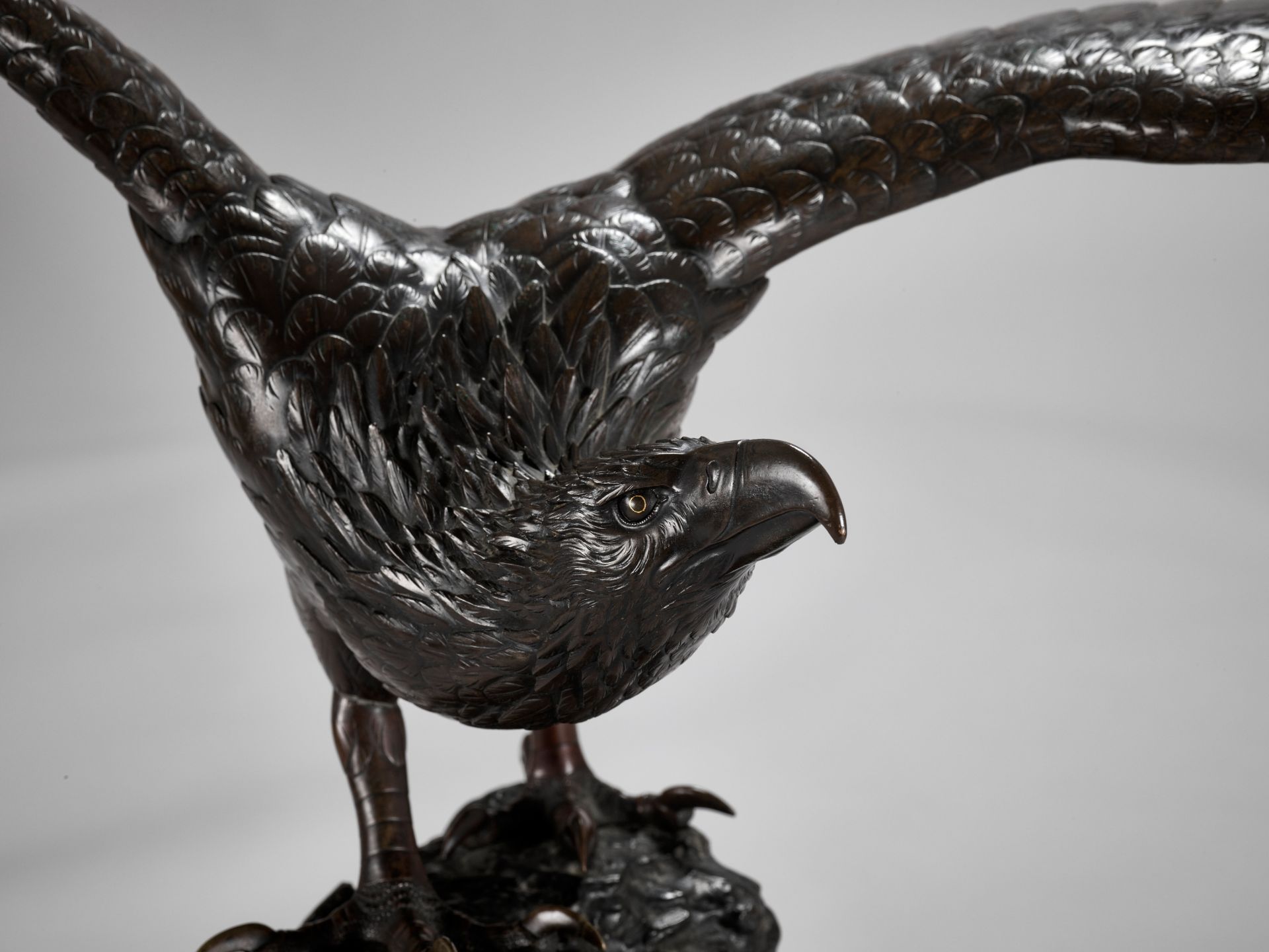 GENRYUSAI SEIYA: A VERY LARGE AND IMPRESSIVE BRONZE OKIMONO OF AN EAGLE - Image 3 of 12