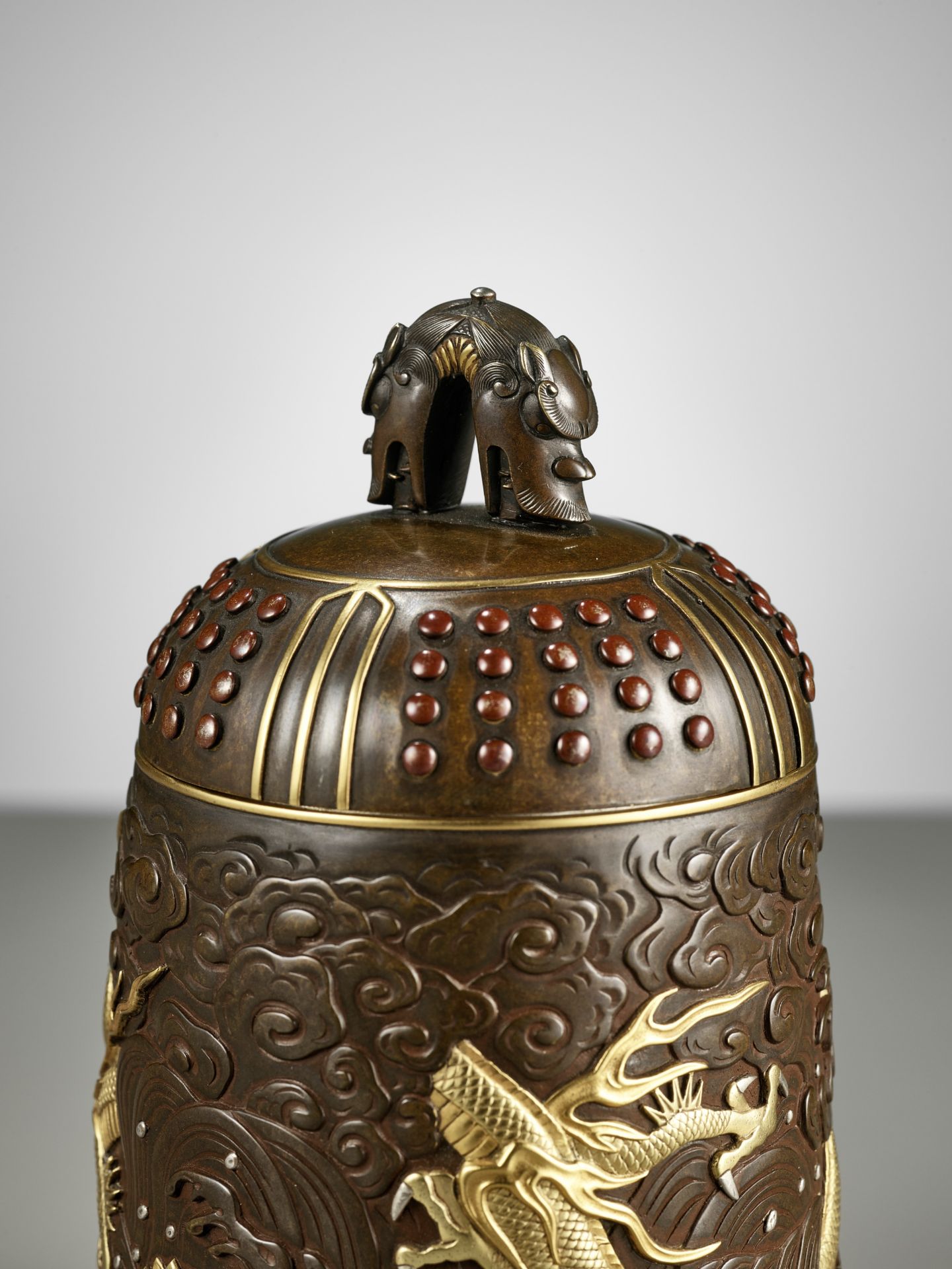 A MATCHED PAIR OF GOLD-INLAID BRONZE 'BUDDHIST TEMPLE BELL' KOGO, ONE BY MIYABE ATSUYOSHI - Bild 12 aus 15