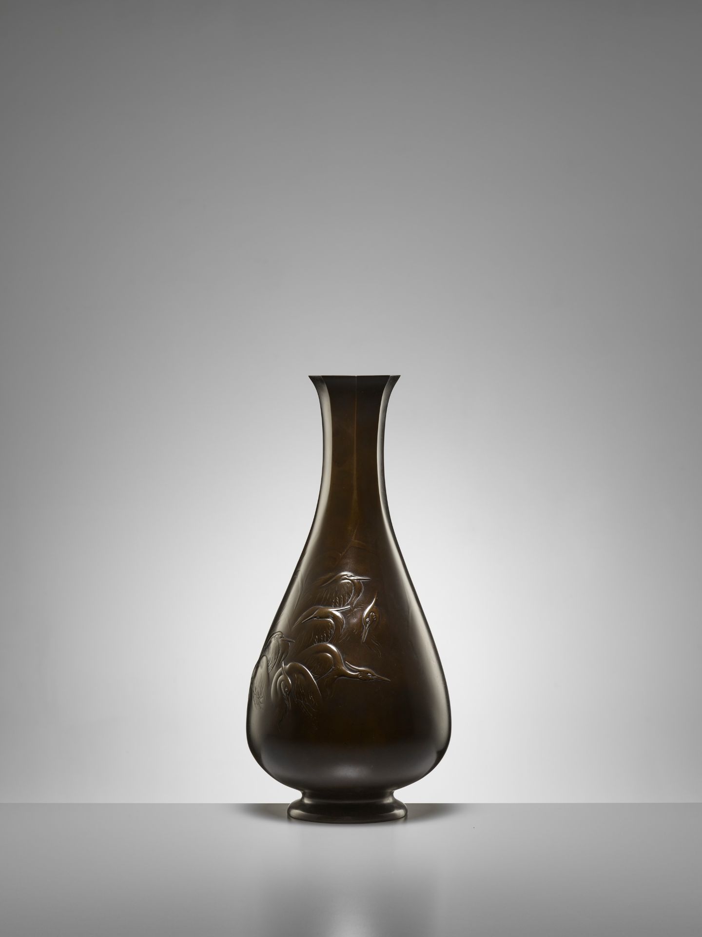 HIDEMITSU: A SUPERB AND LARGE BRONZE VASE DEPICTING HERONS AND LOTUS - Image 4 of 10