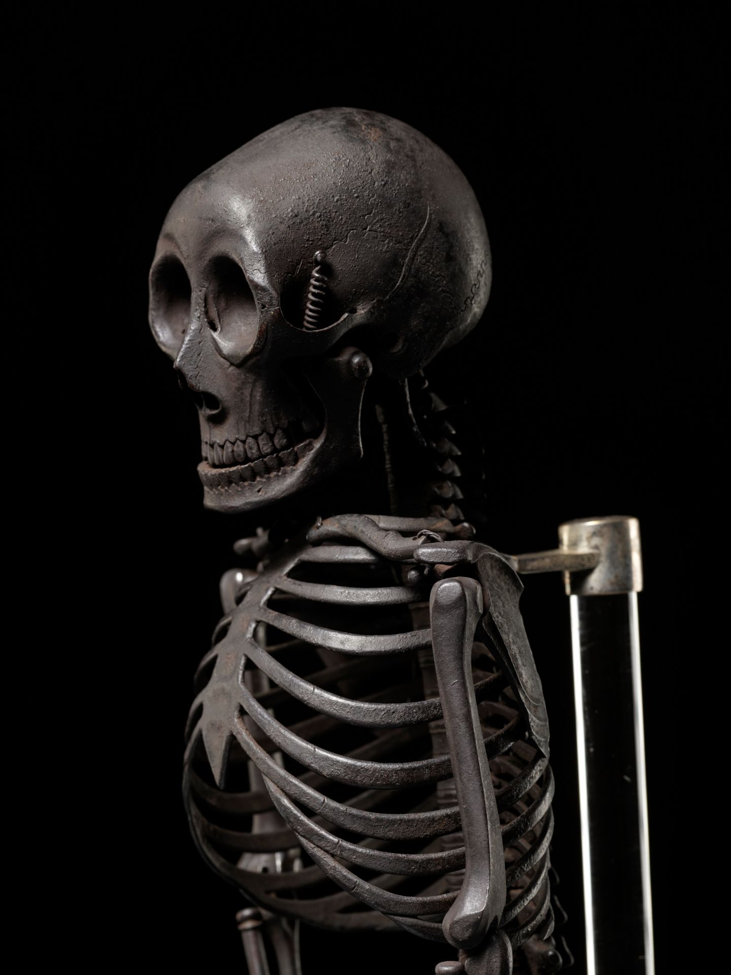 MUNEKAZU: AN EXCEPTIONALLY RARE AND HIGHLY IMPORTANT IRON JIZAI OKIMONO OF A HUMAN SKELETON - Image 28 of 31