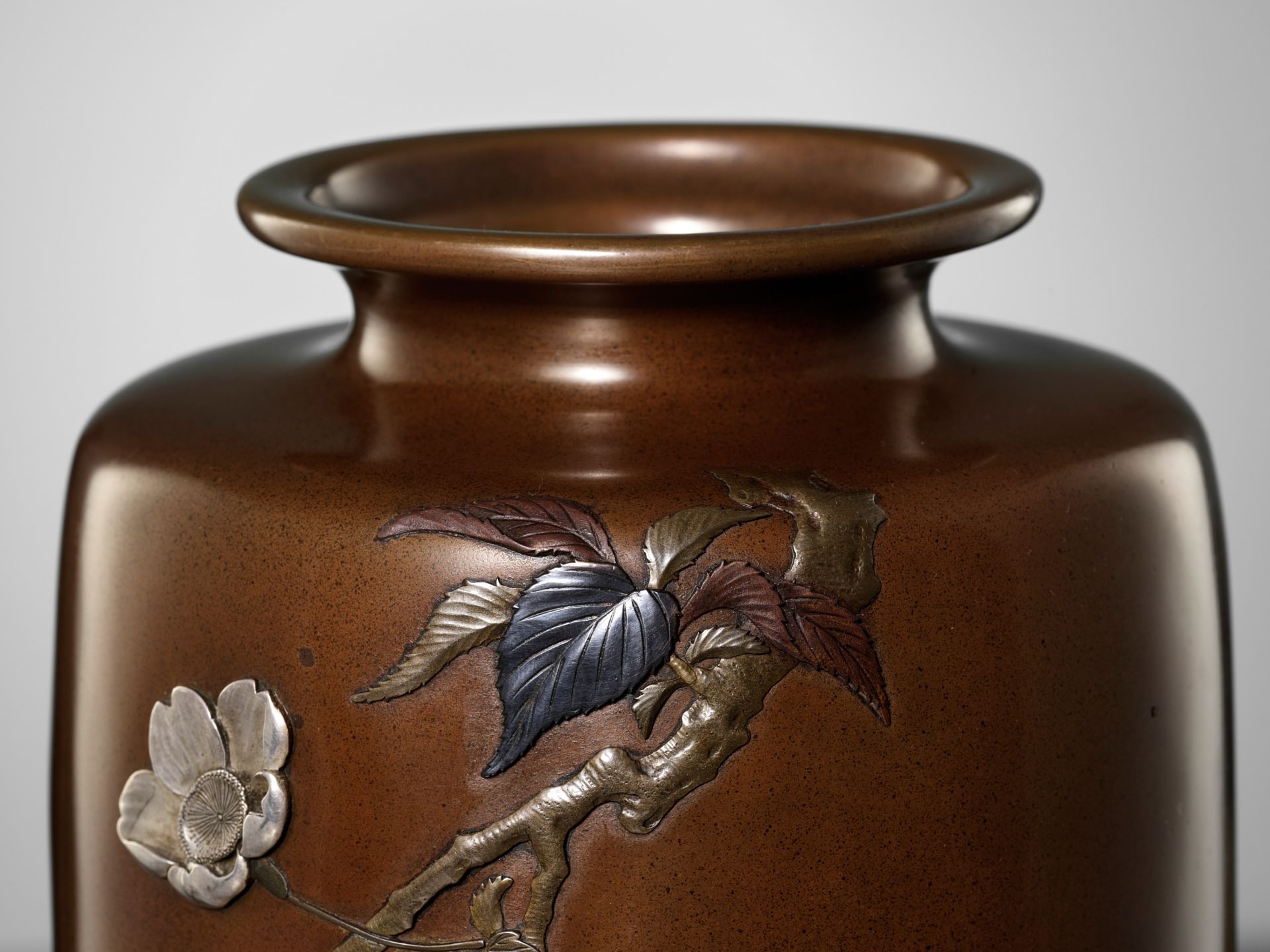 OTSUEI FOR THE NOGAWA COMPANY: A MASTERFUL INLAID BRONZE VASE OF A SPIDER HANGING FROM A PLUM BRANCH - Bild 3 aus 12