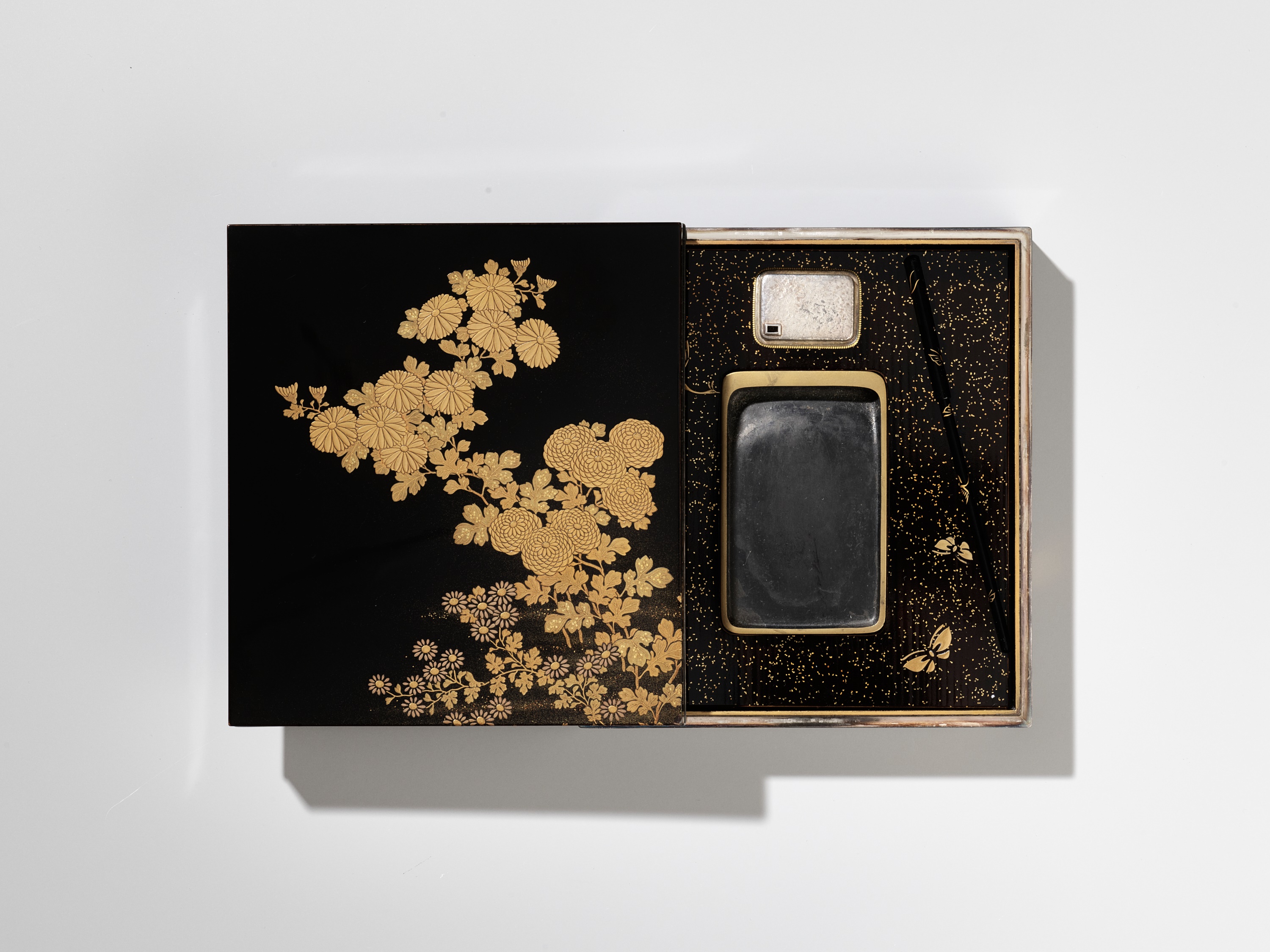 A FINE LACQUER SUZURIBAKO AND COVER WITH CHRYSANTHEMUMS - Image 9 of 11