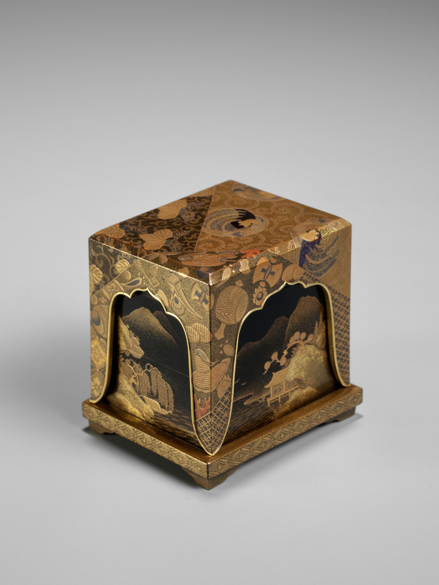 A FINE AND RARE LACQUER JU-KOBAKO (SMALL TIERED BOX), COVER AND STAND DEPICTING MOUNTAIN LANDSCAPES - Bild 6 aus 13