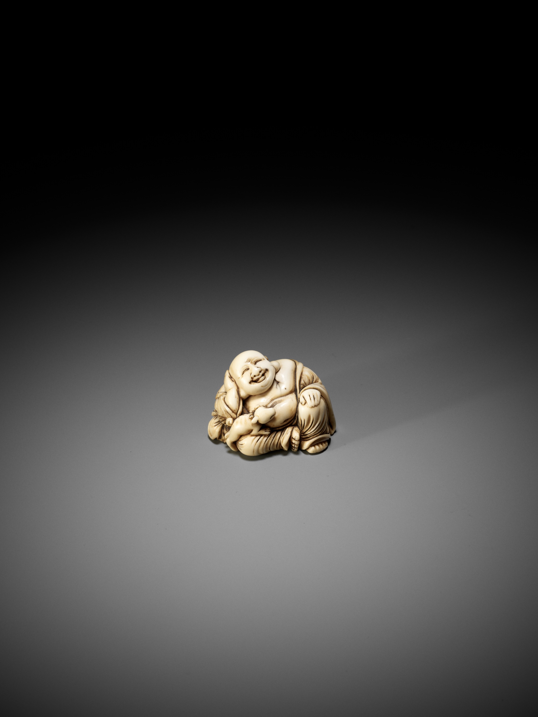 A CHARMING IVORY NETSUKE OF HOTEI WITH PUPPY - Image 2 of 12