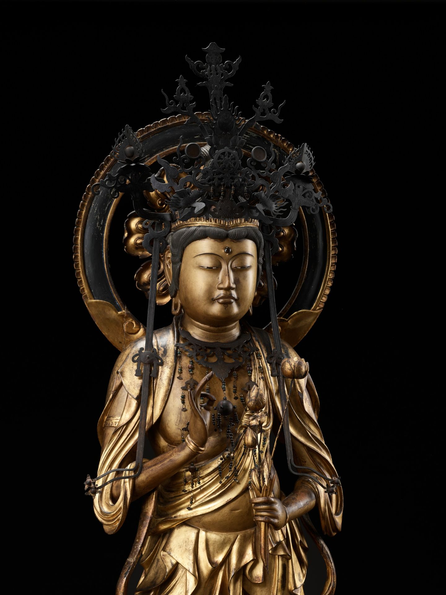 AN EXCEPTIONAL AND MONUMENTAL GILT WOOD FIGURE OF SEISHI BOSATSU - Image 2 of 18