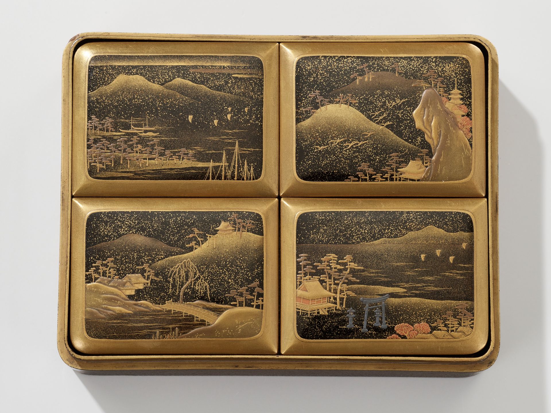 A GOLD LACQUER BOX AND COVER AND FOUR KOGO (INCENSE CONTAINERS) FOR THE INCENSE MATCHING GAME - Image 3 of 11