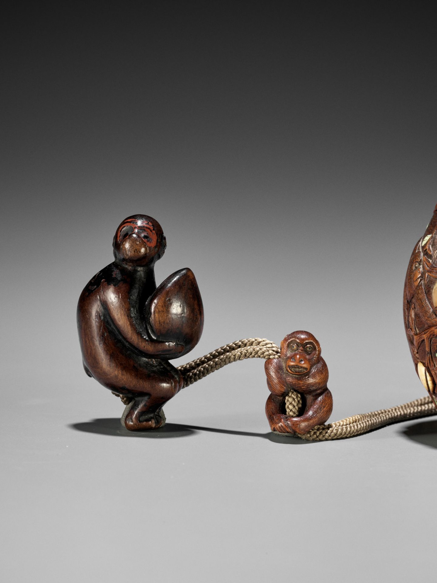 SHUOSAI: AN INLAID WOOD TONKOTSU DEPICTING MONKEYS AND PEACHES WITH EN-SUITE NETSUKE AND OJIME - Image 3 of 12