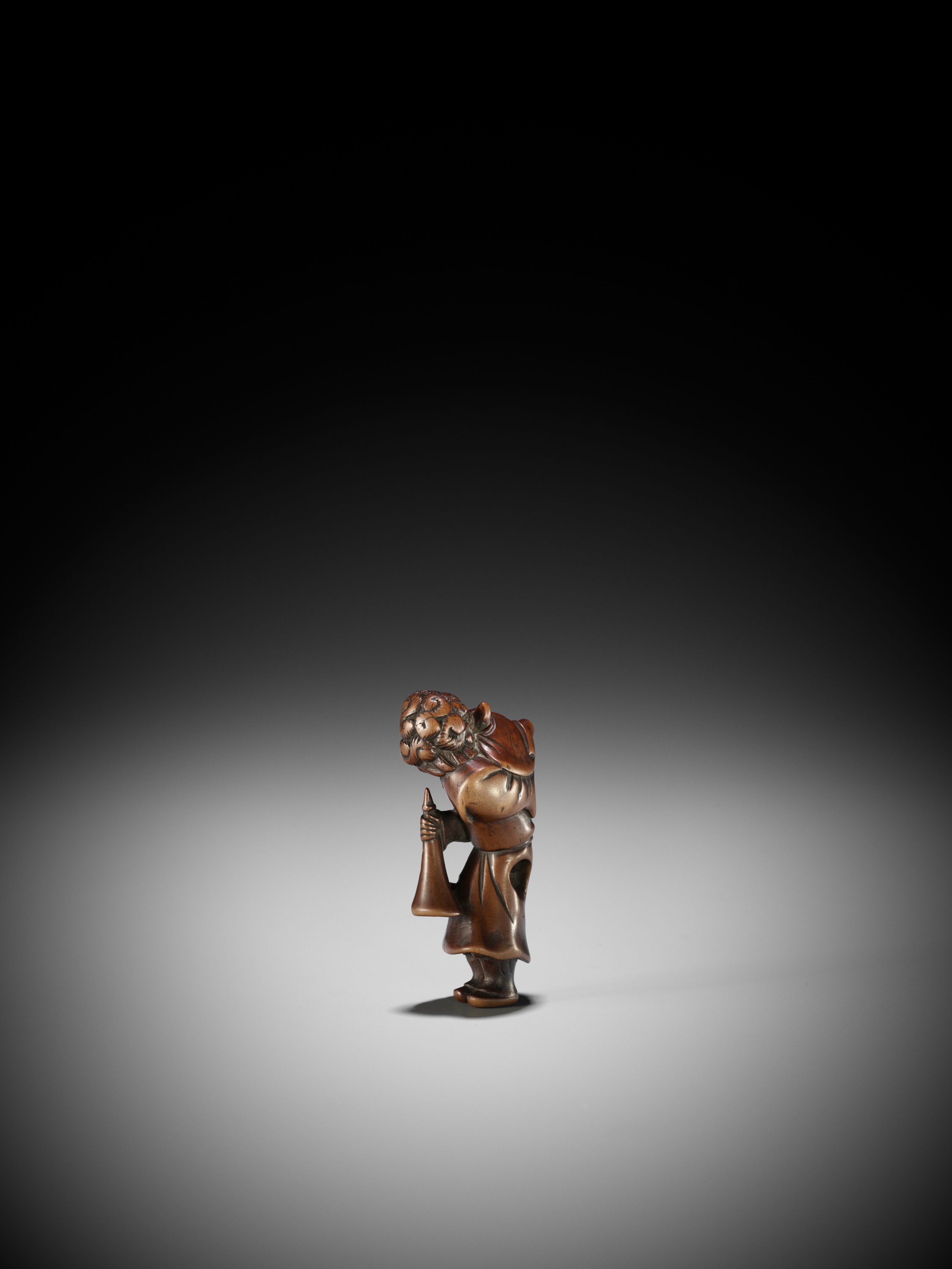 A GOOD WOOD NETSUKE OF A DUTCHMAN WITH CHILD - Image 8 of 12
