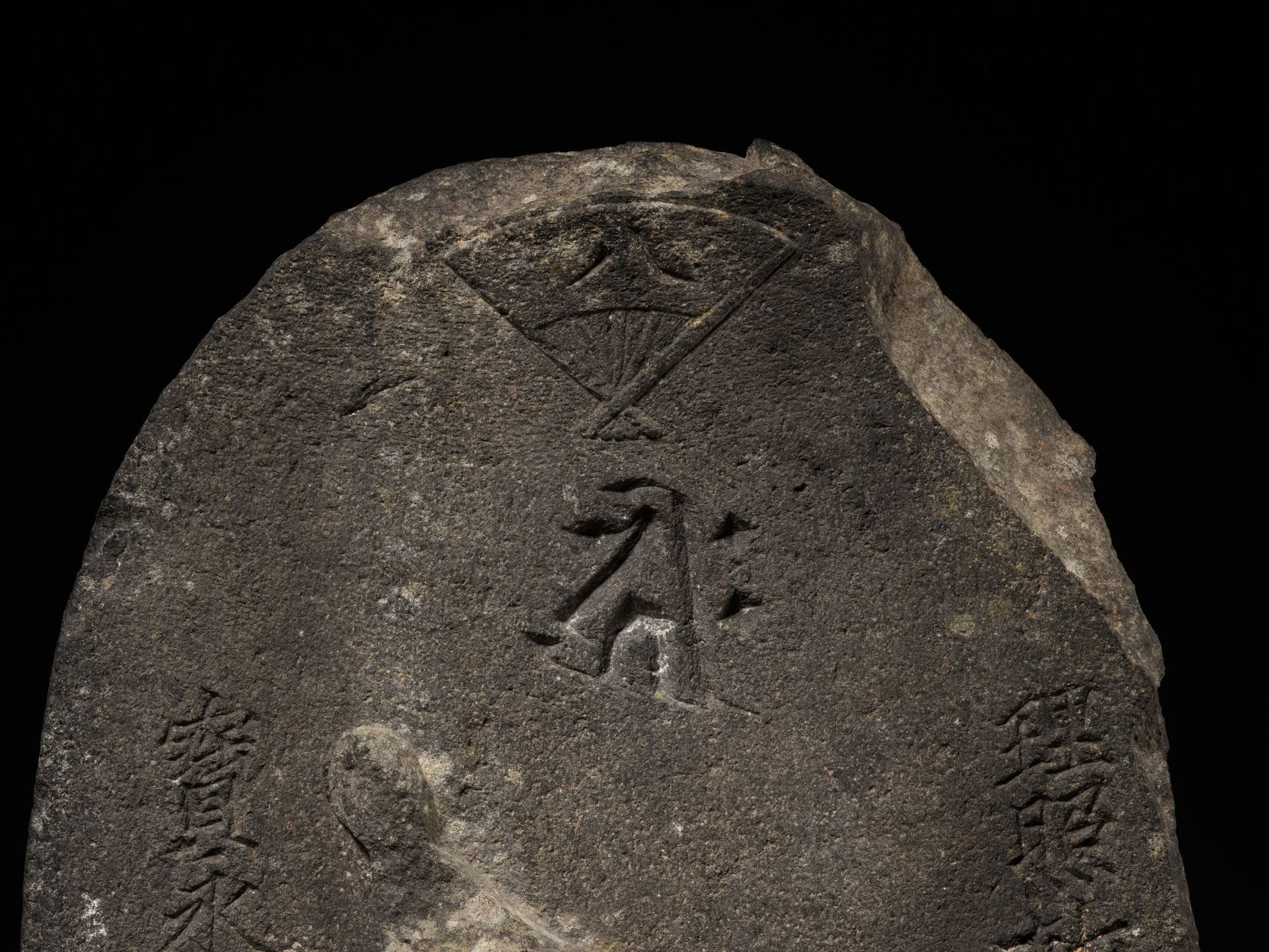 A RARE STONE STELE OF NYOIRIN KANNON, DATED 1708 BY INSCRIPTION - Image 11 of 16