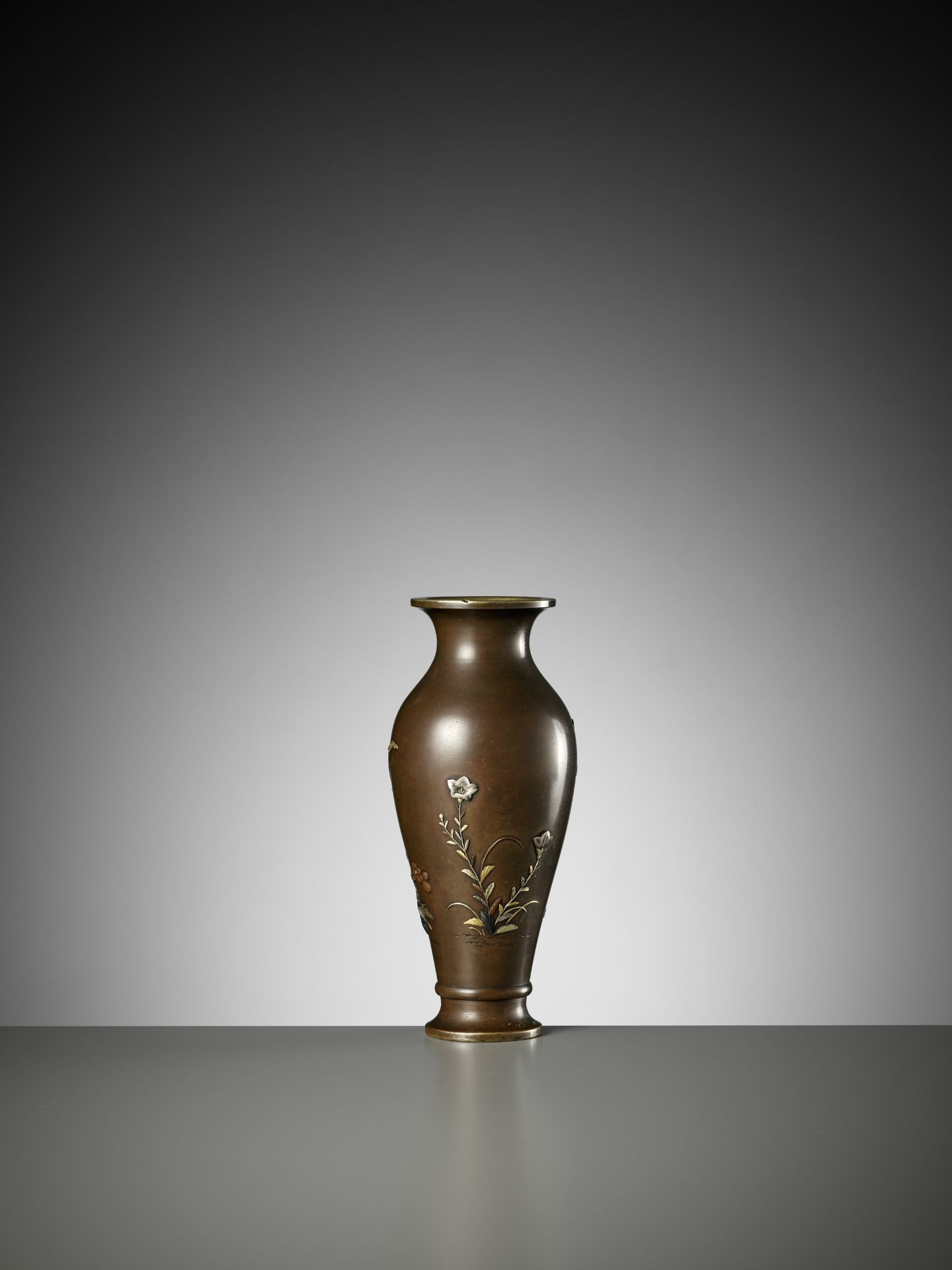 A FINE INLAID BRONZE VASE WITH QUAIL AND AUTUMN GRASSES - Bild 4 aus 7