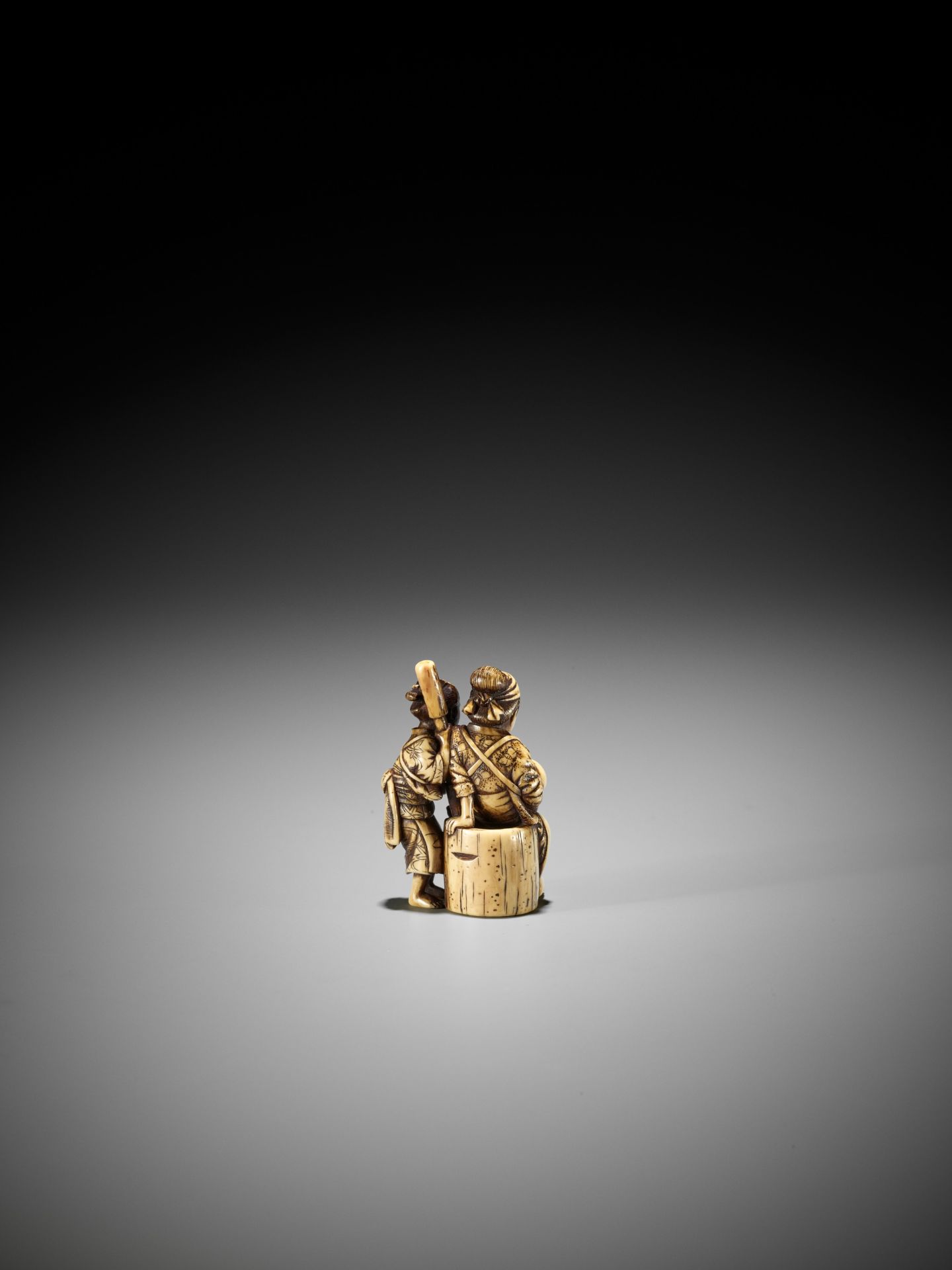 MINKOKU: A FINE IVORY NETSUKE OF TWO WOMEN WITH AN INFANT - Bild 3 aus 12